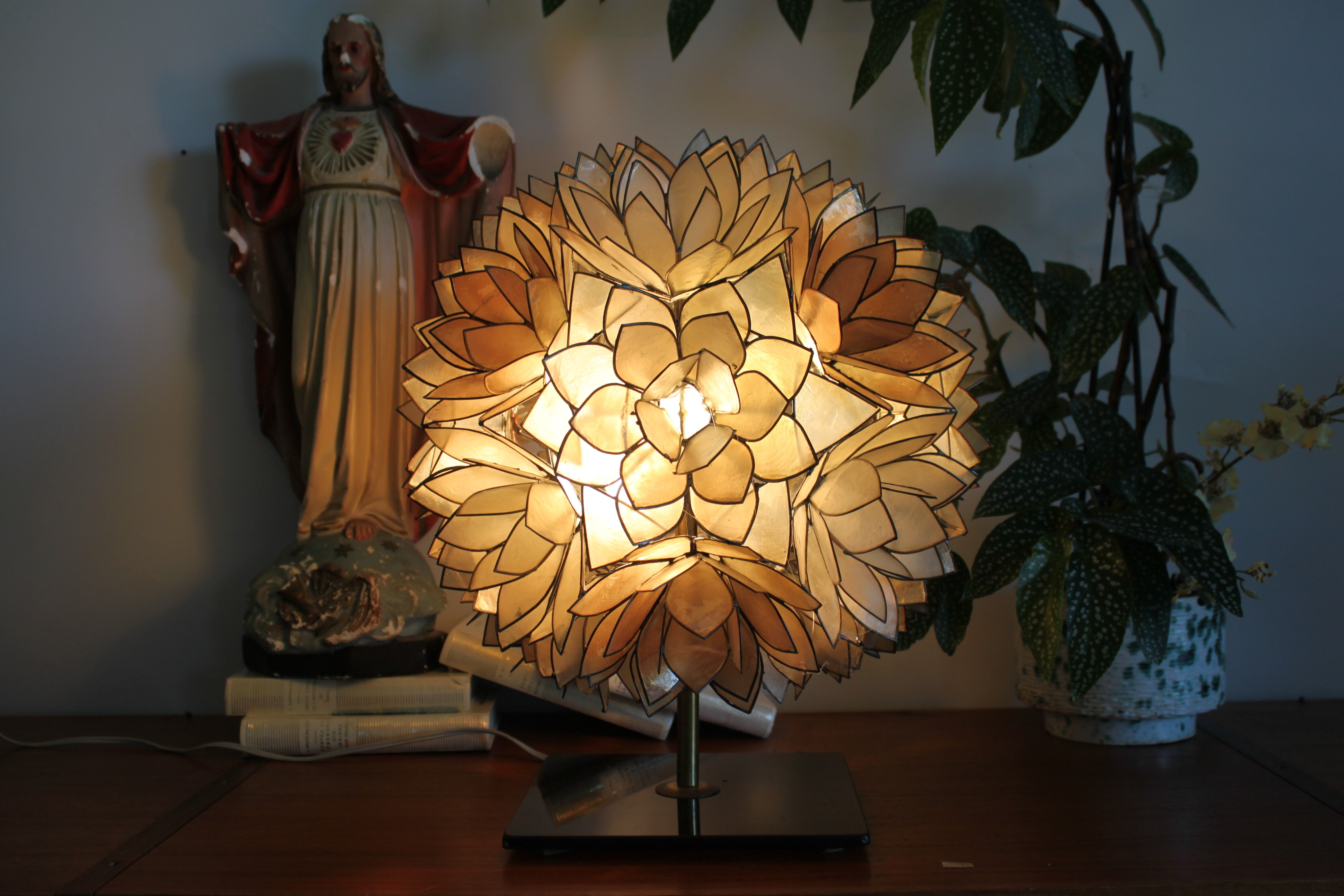 Mother-of-pearl lotus table lamp, Rausch, vintage space age