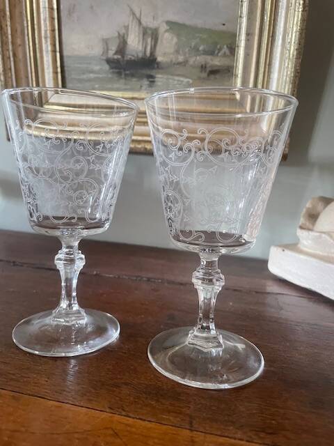 2 large engraved water glasses in arabesque.
