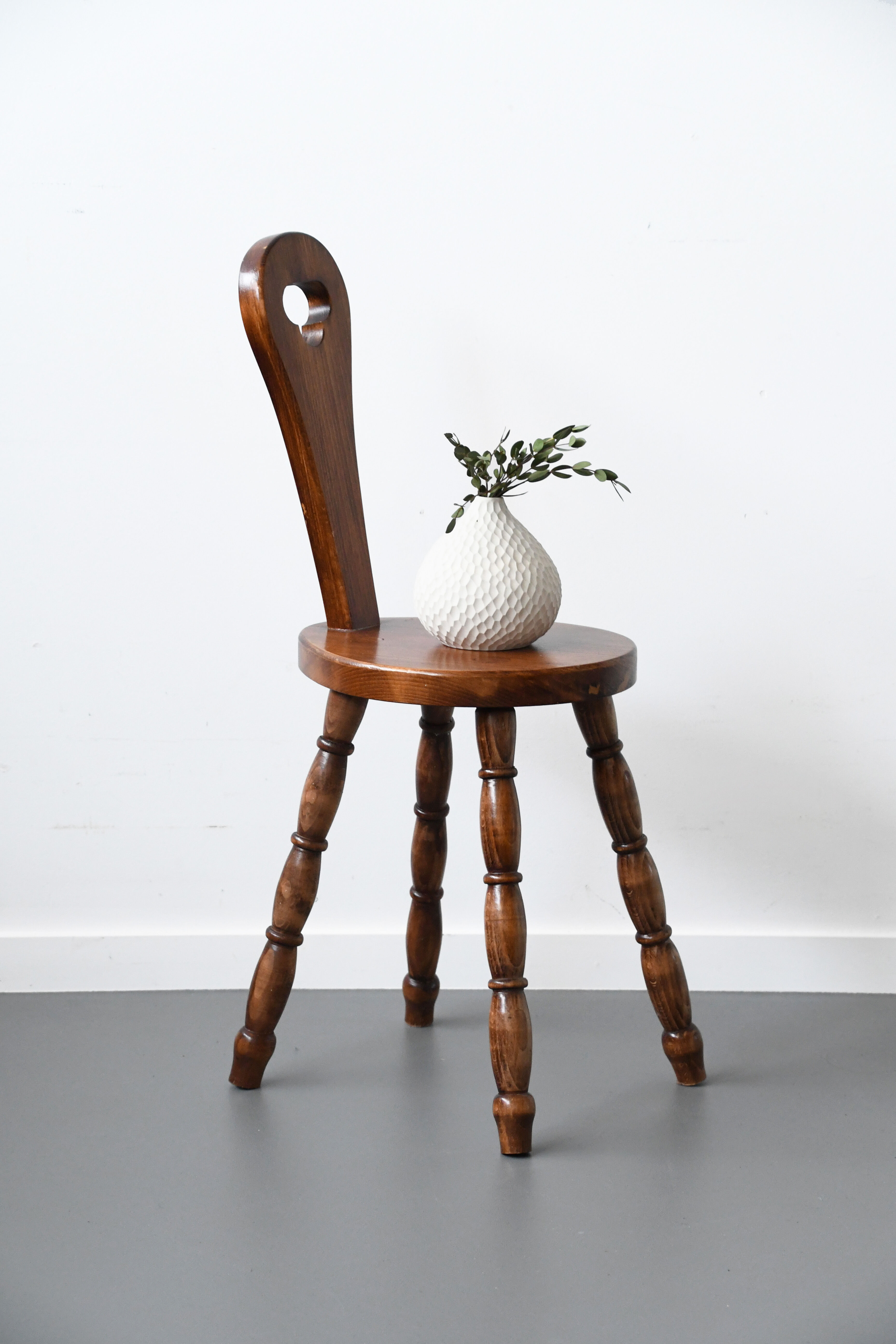 Chaise brutaliste en bois