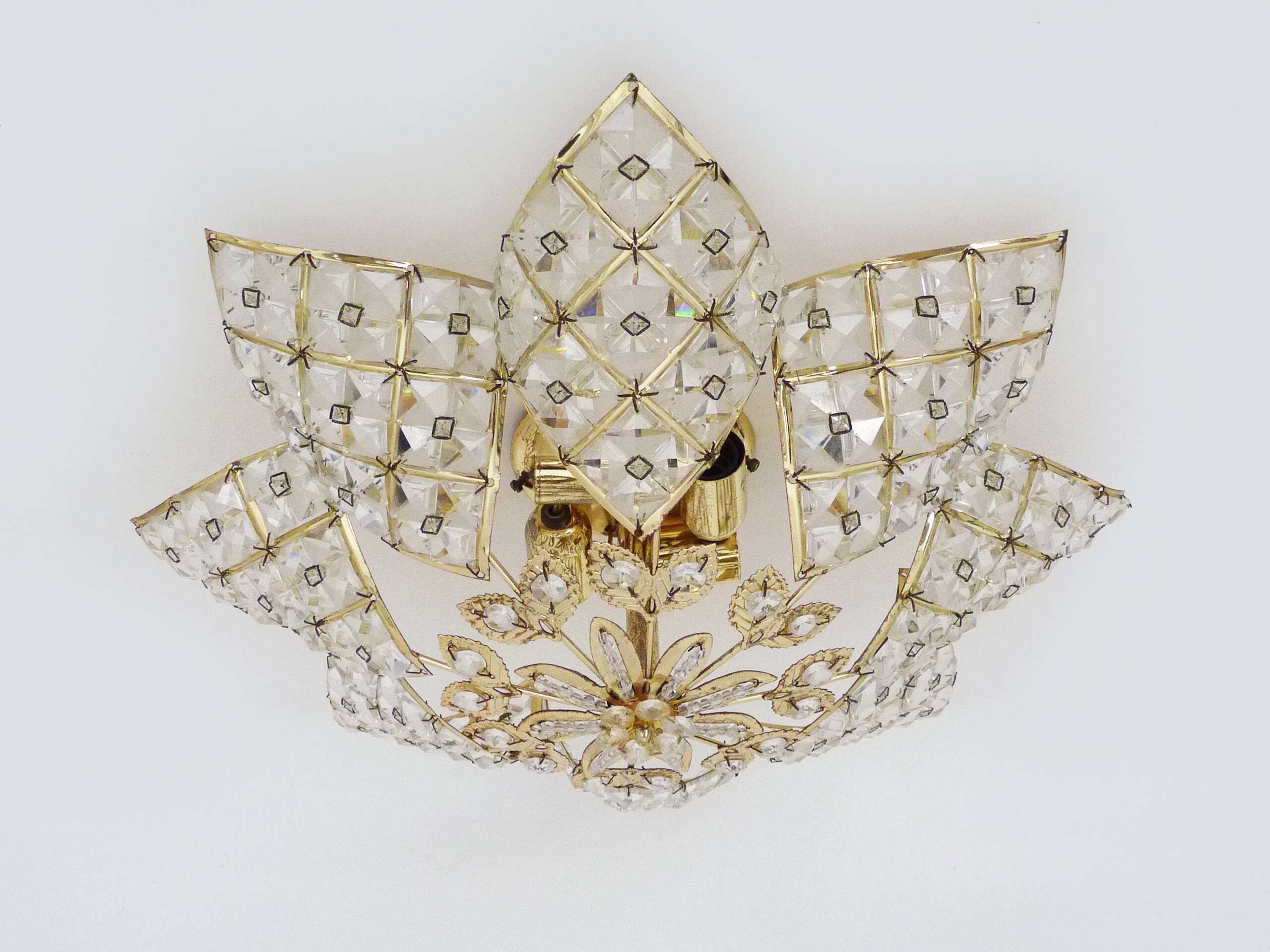 Ancien plafonnier en forme d'étoile à 4 feux en laiton, pampilles en verre. Années 80