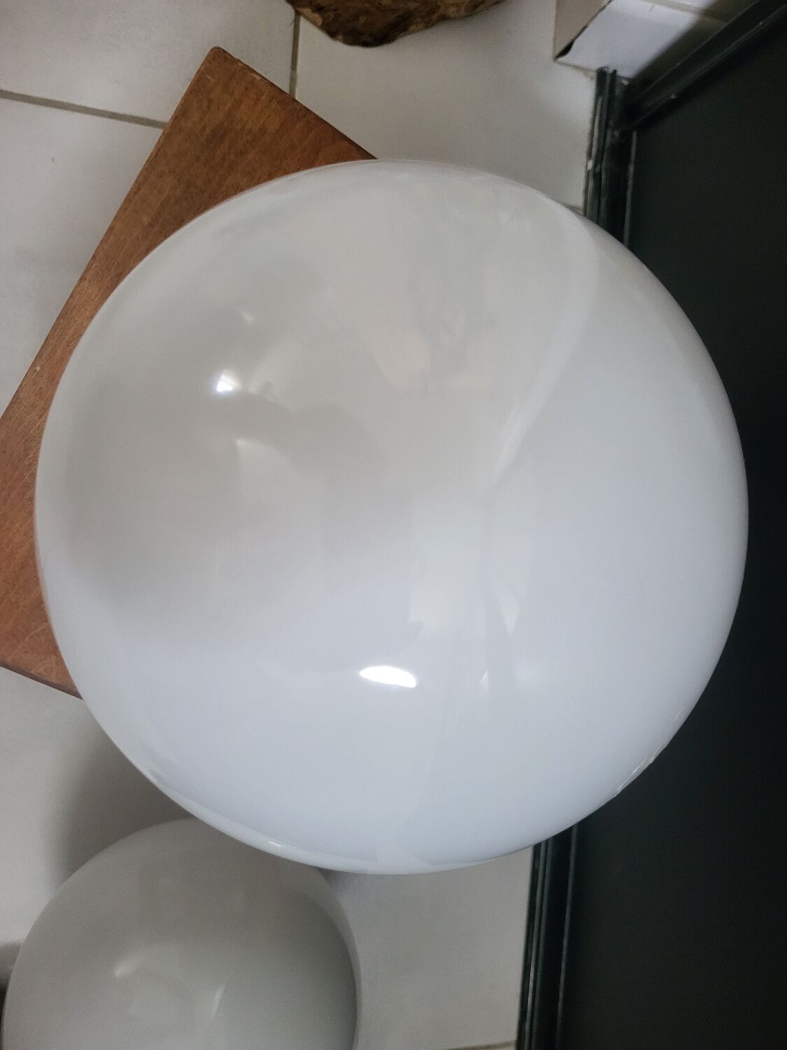 Opaque opaline globe