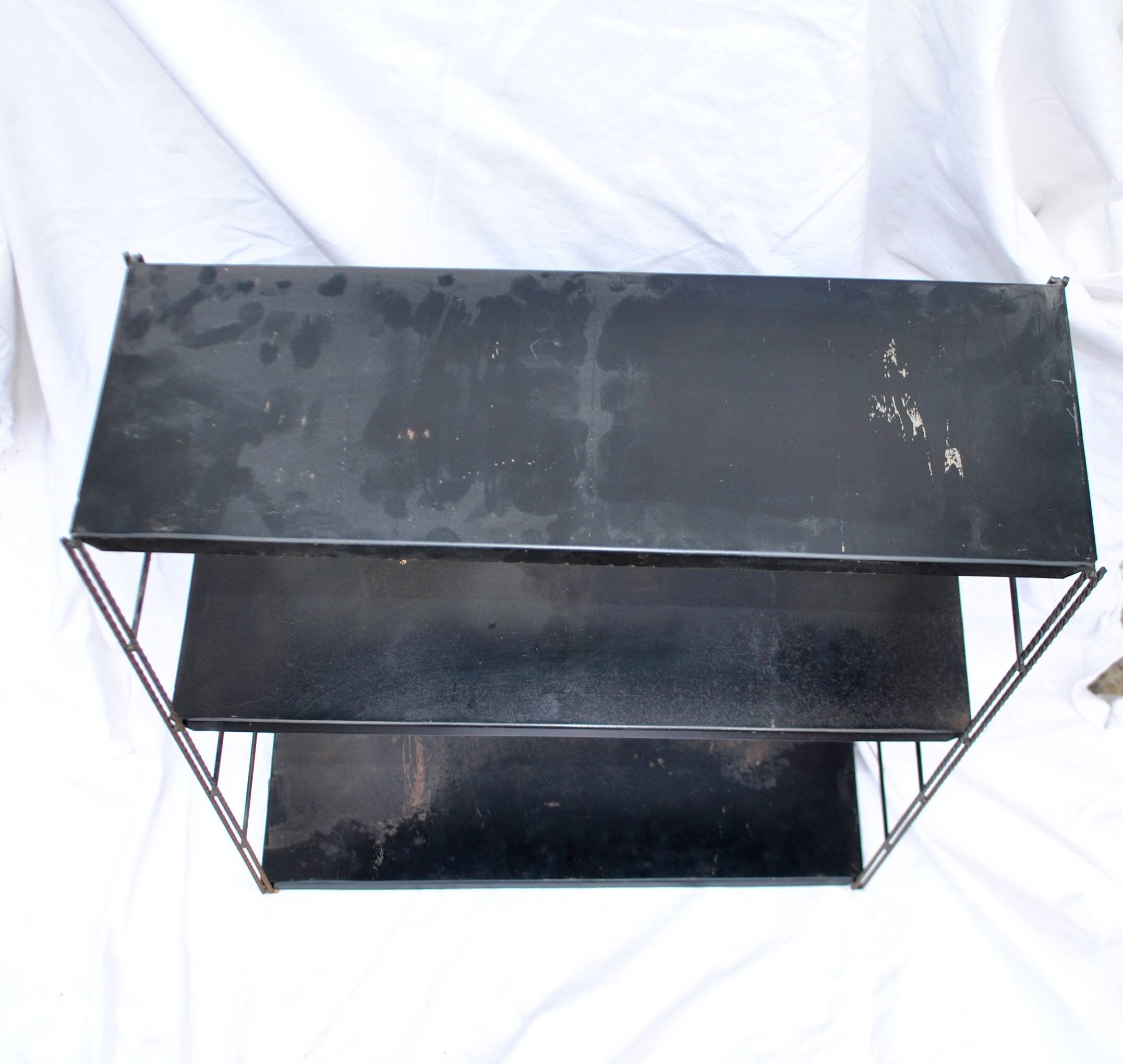 Etagère string moderniste modulable en fer forgé et tôle noir, 1950-1960