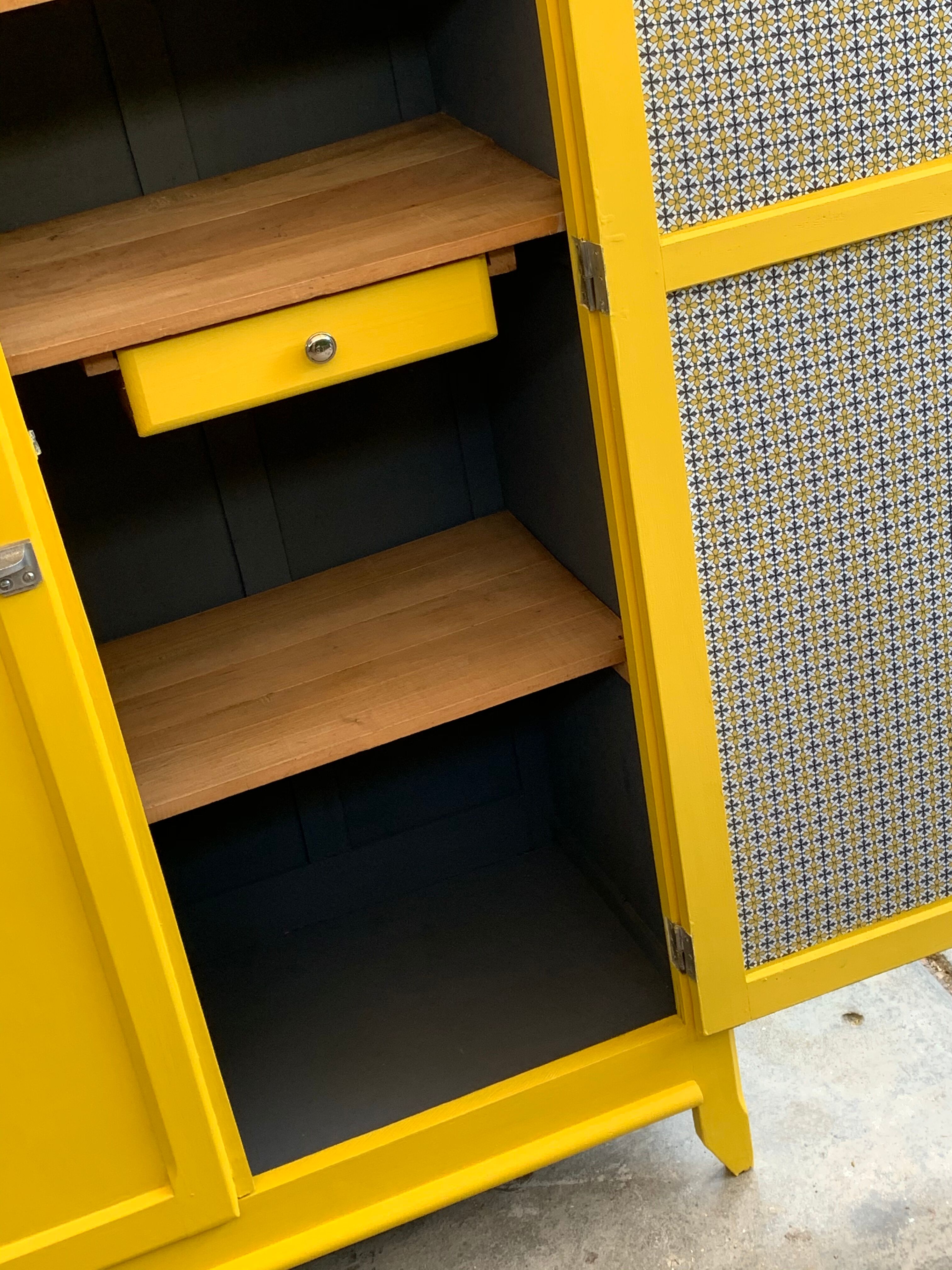 Armoire parisienne jaune poudrée 1950