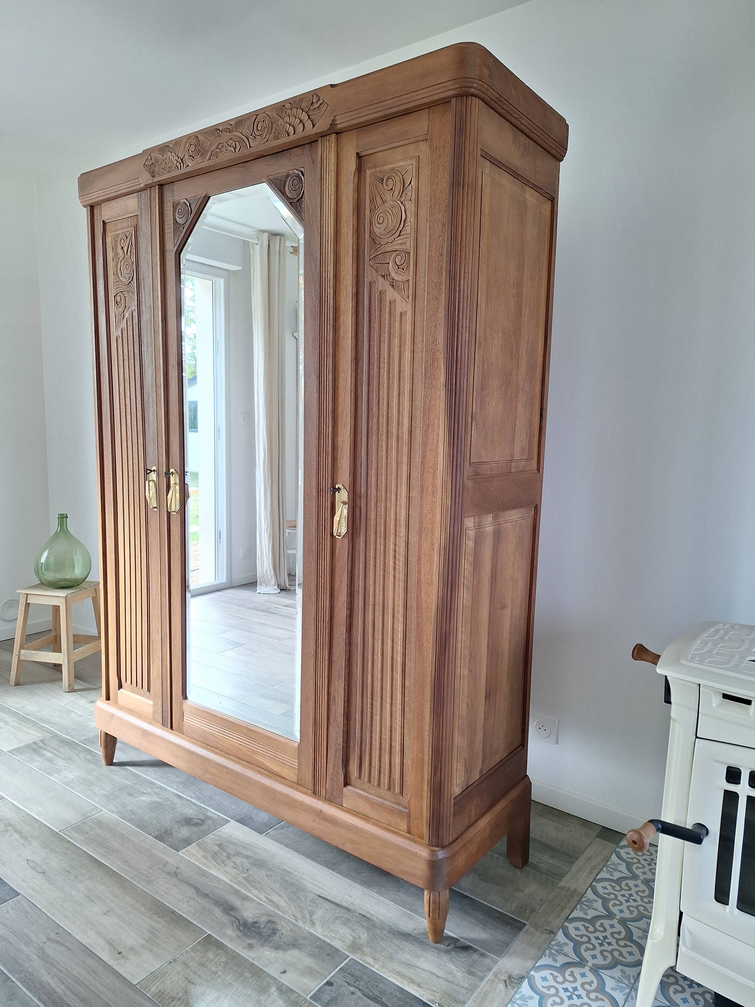 Armoire Art déco en noyer massif sculpté, 1930