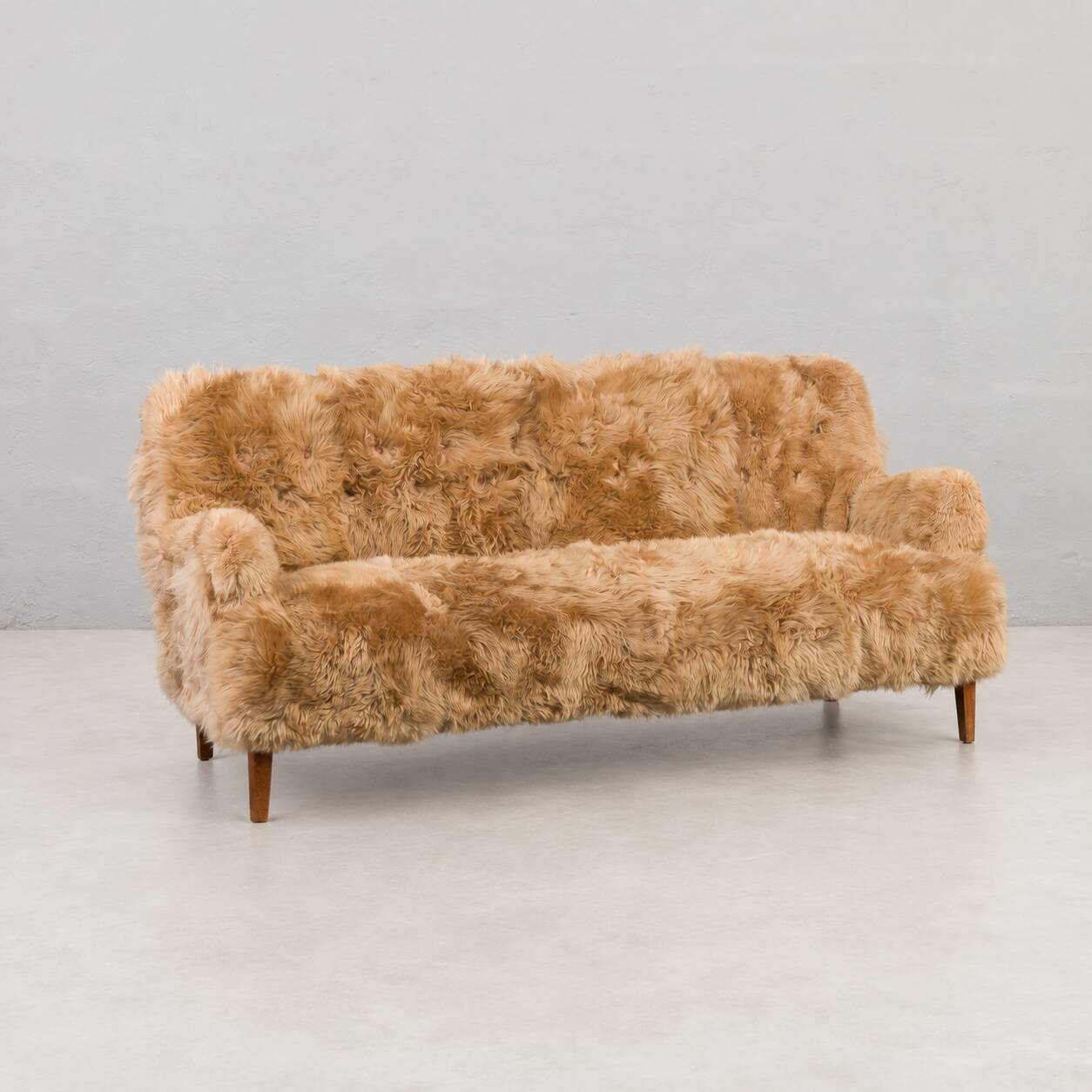 Canapé trois places Fritz Hansen de Peter Hvidt et Orla Mølgaard-Nielsen en long.