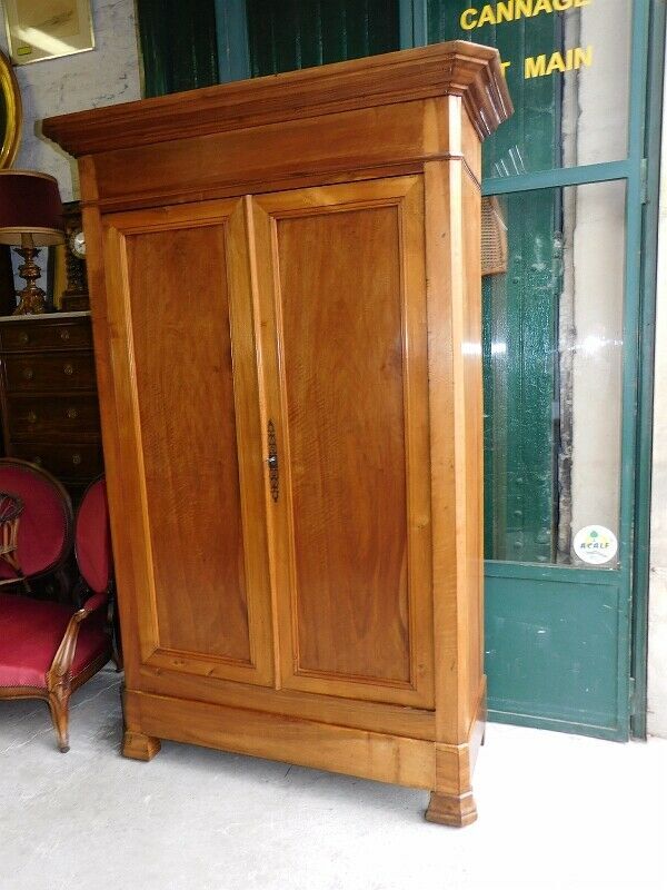 Louis Philippe walnut blond cabinet of the 19th