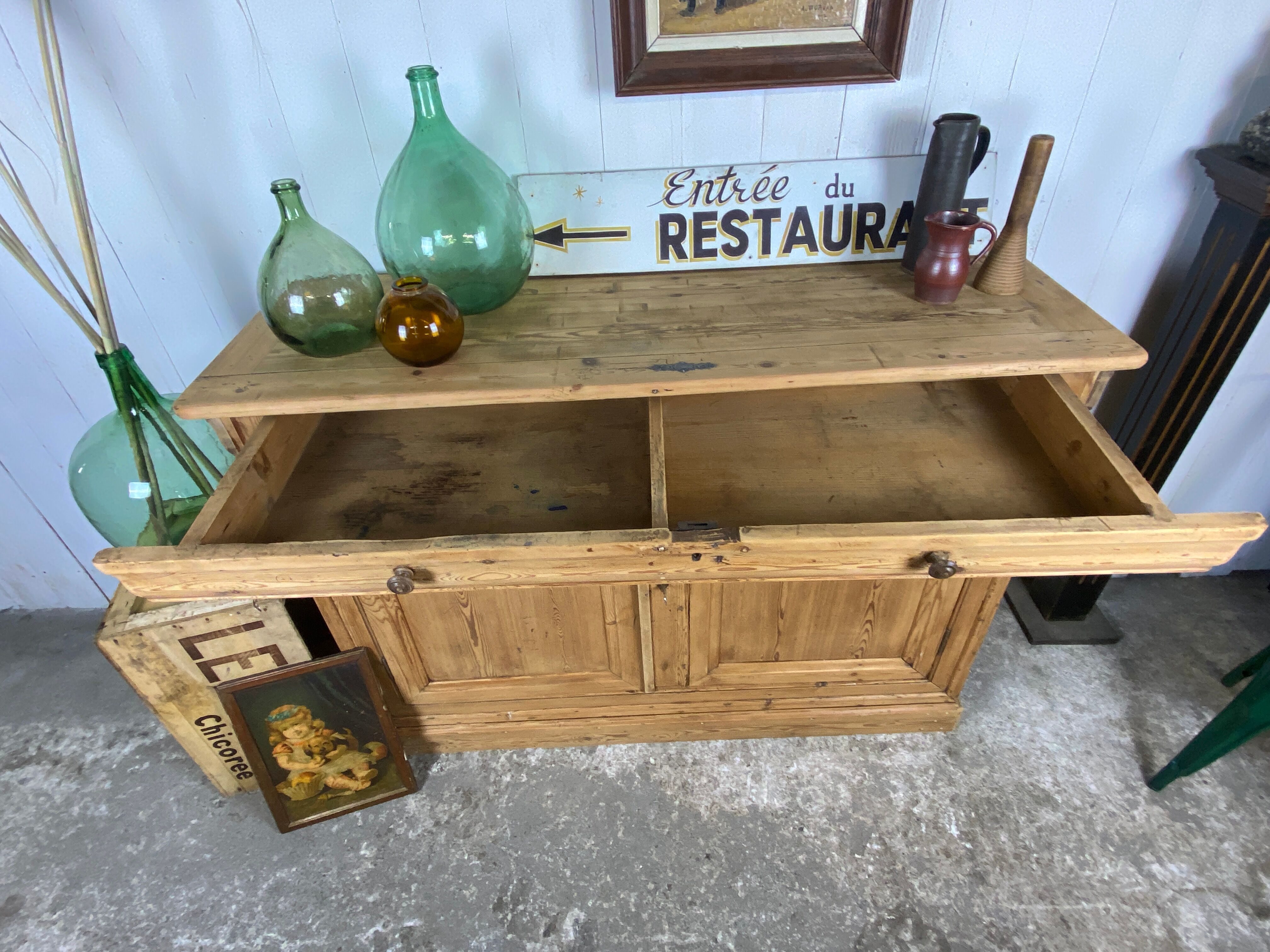 Country buffet in pitchpin