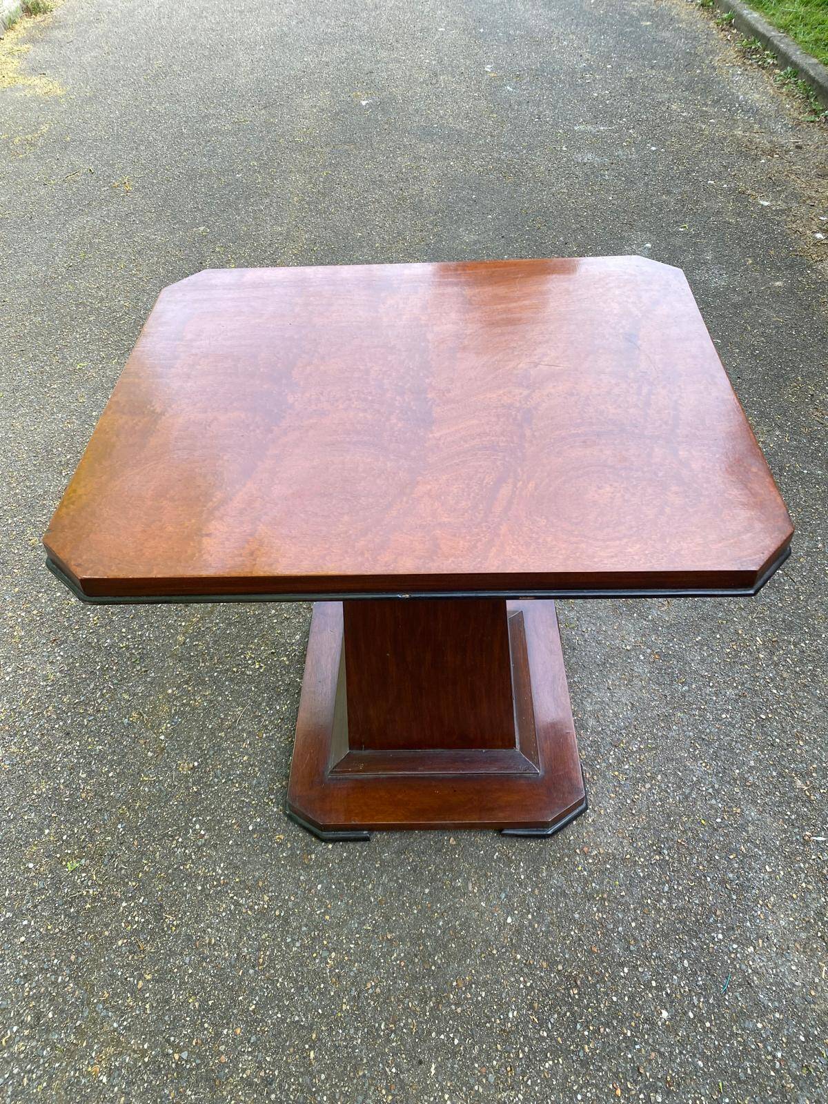 Art Deco dining table in rosewood from the 1950s with a central leg.