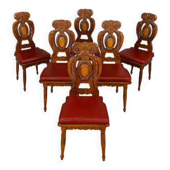 Set of 6 Italian Renaissance style chairs in solid walnut, finely carved.