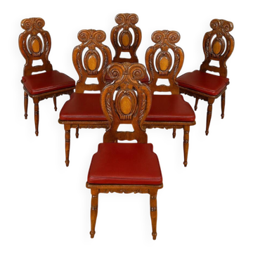 Set of 6 Italian Renaissance style chairs in solid walnut, finely carved.