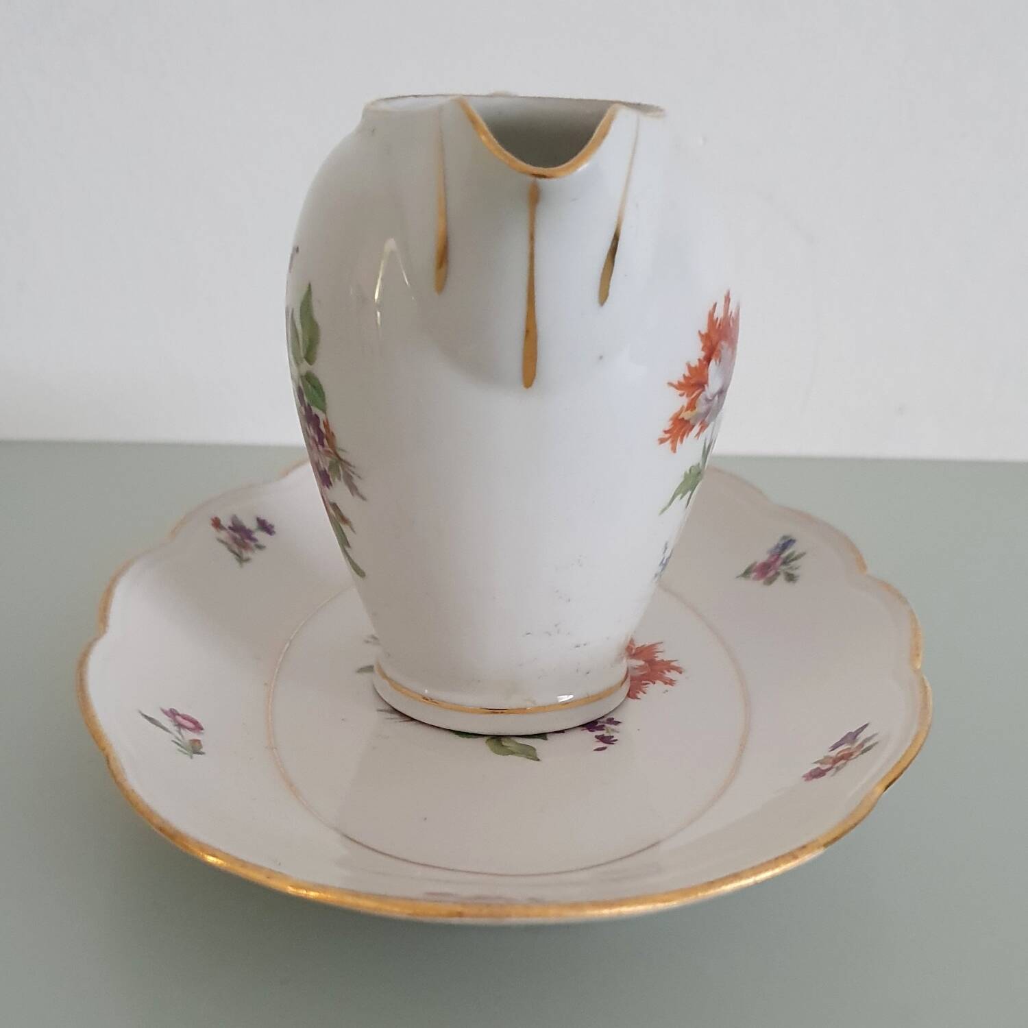Pot à lait et son plat de présentation en porcelaine émaillée de Limog