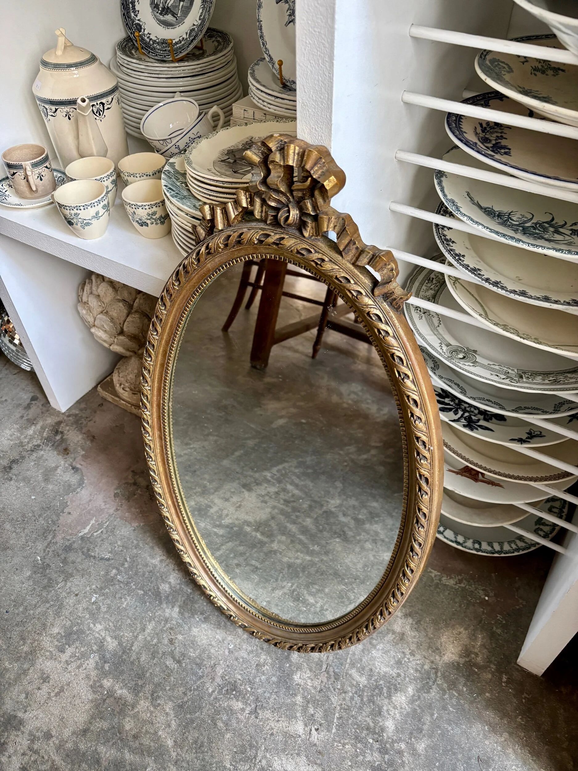 Miroir ovale classique doré à décor de noeud