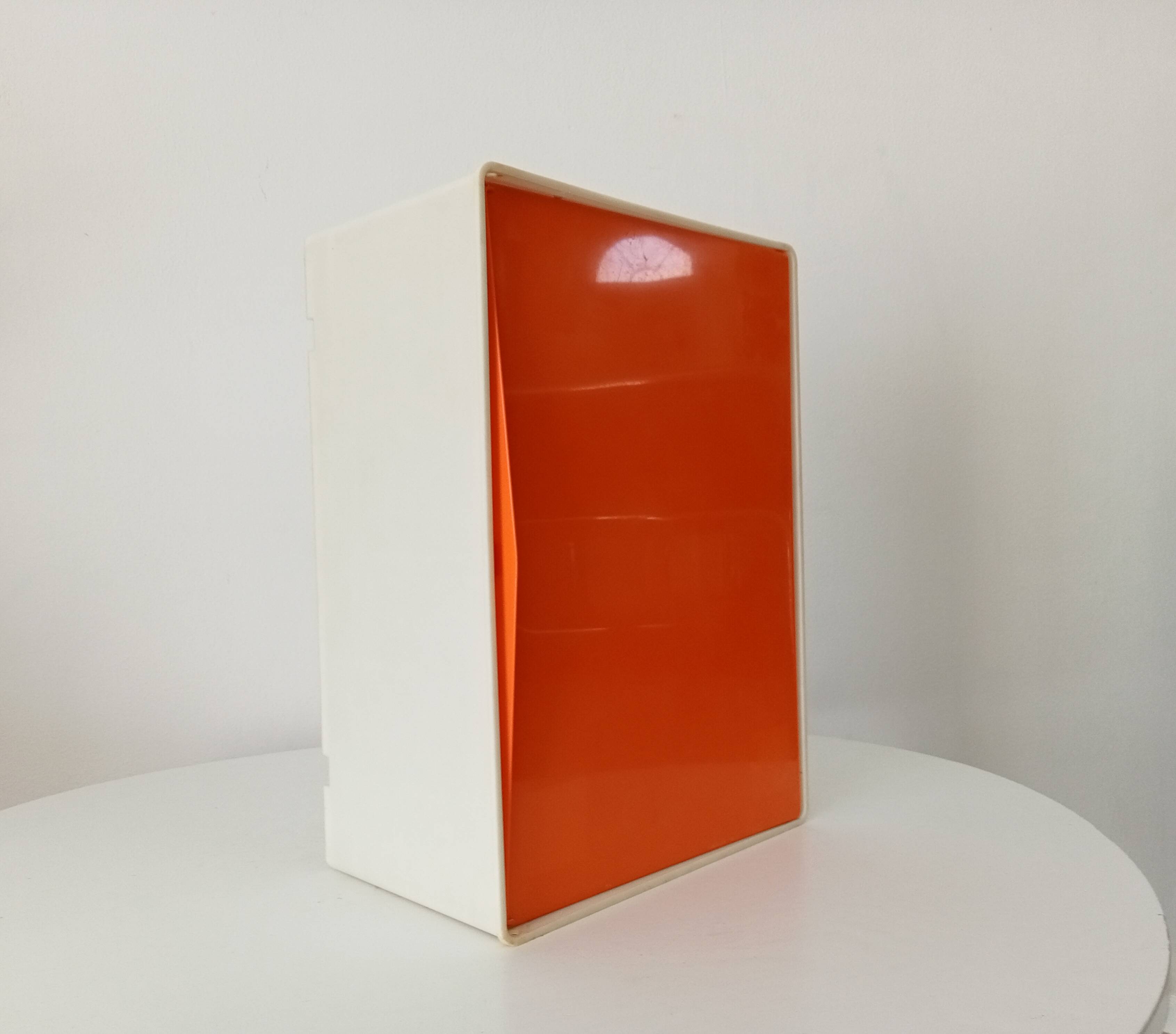 Vintage medicine cabinet in rigid plastic 70s