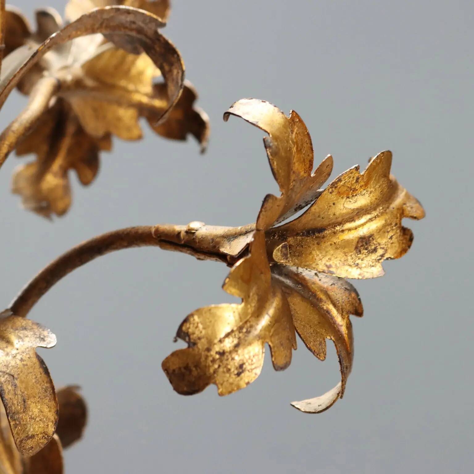 Lustre ancien en fer doré et tôle, Italie, XXe siècle