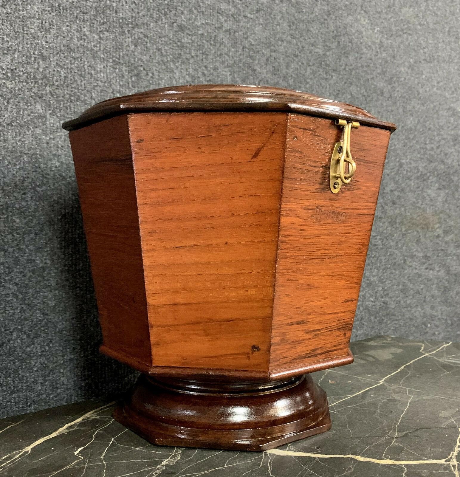 Asia 19th: Rare precious wooden tea box and stamped marquetry