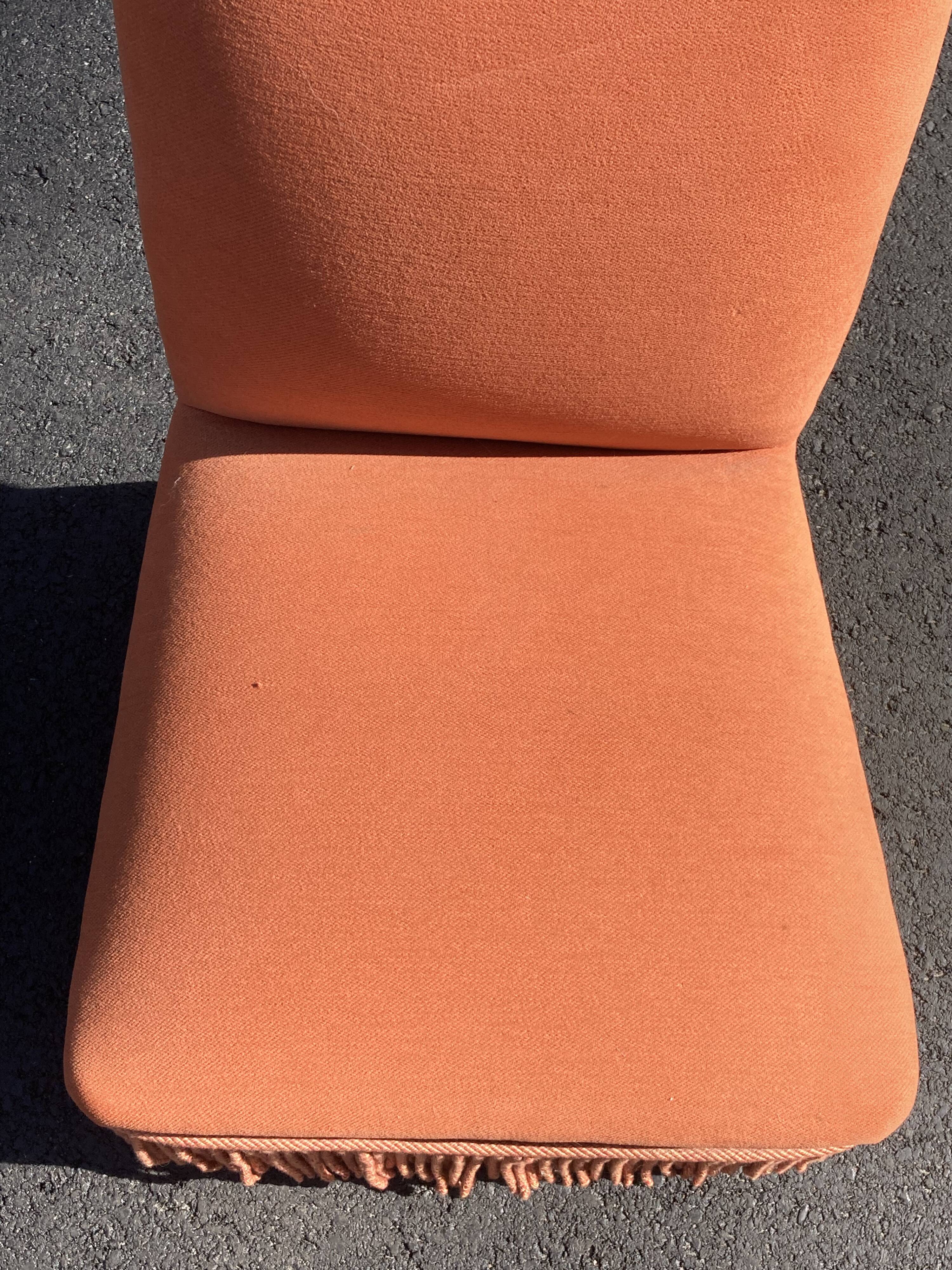 Paire de chauffeuses crapaud en velours à frange orange vintage
