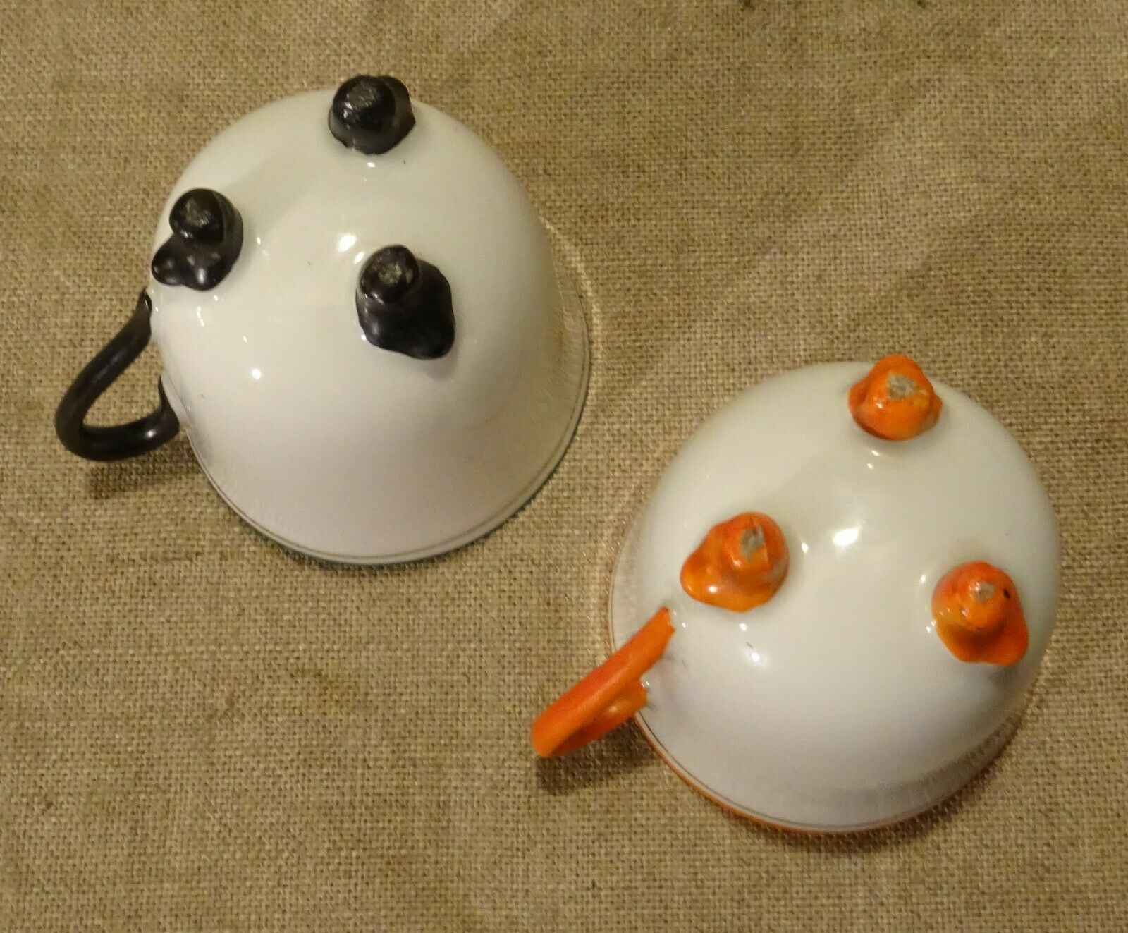 Set de 2 anciennes tasses tripode en porcelaine Amitié Souvenir XIX ème
