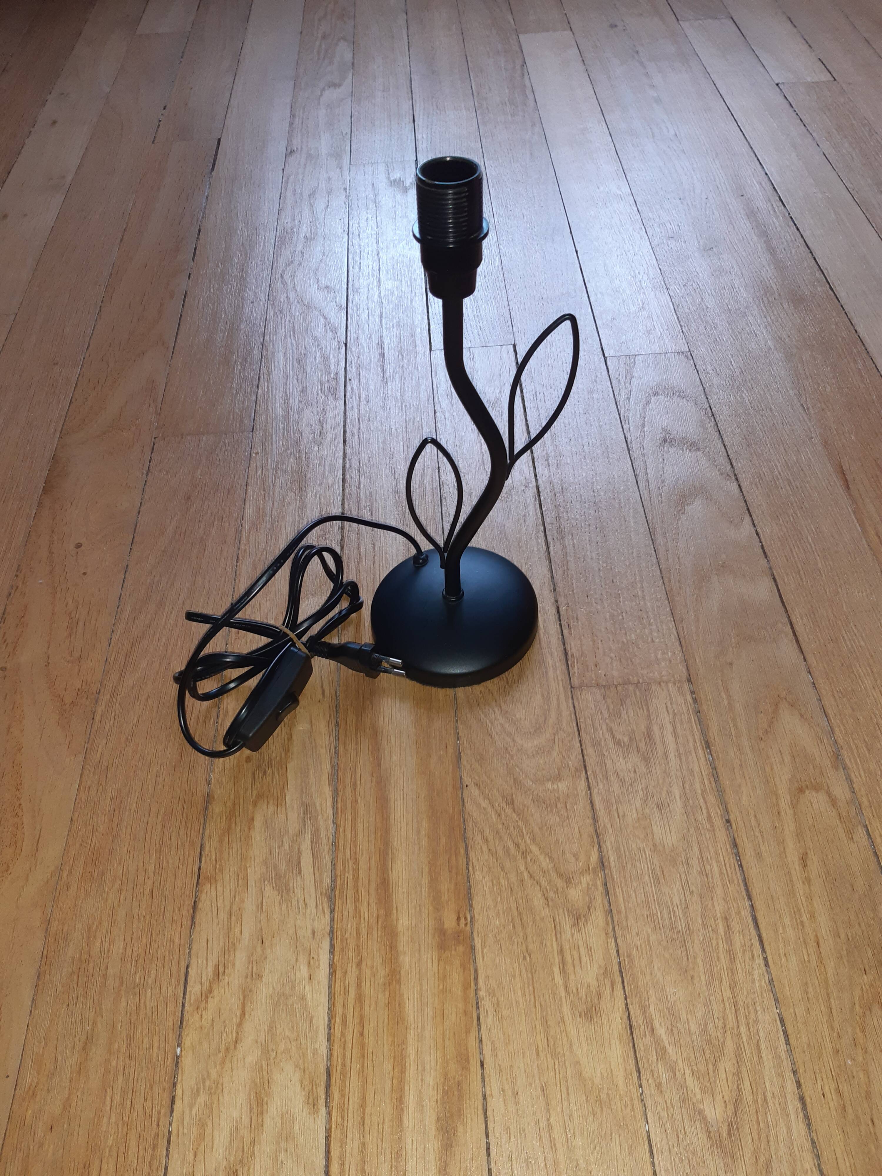 Lamp in metal with shade.