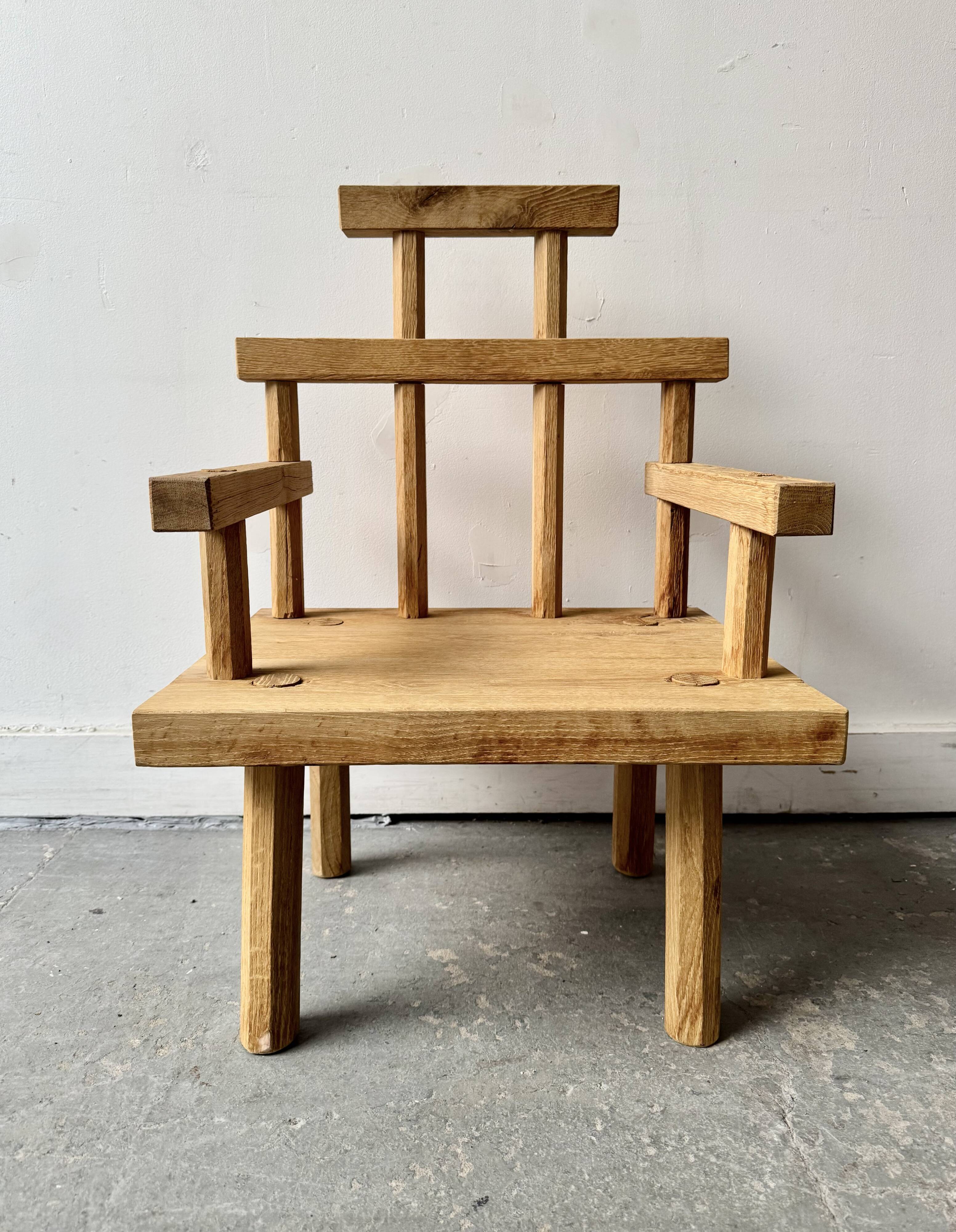 Chaise en bois primitive pour enfant