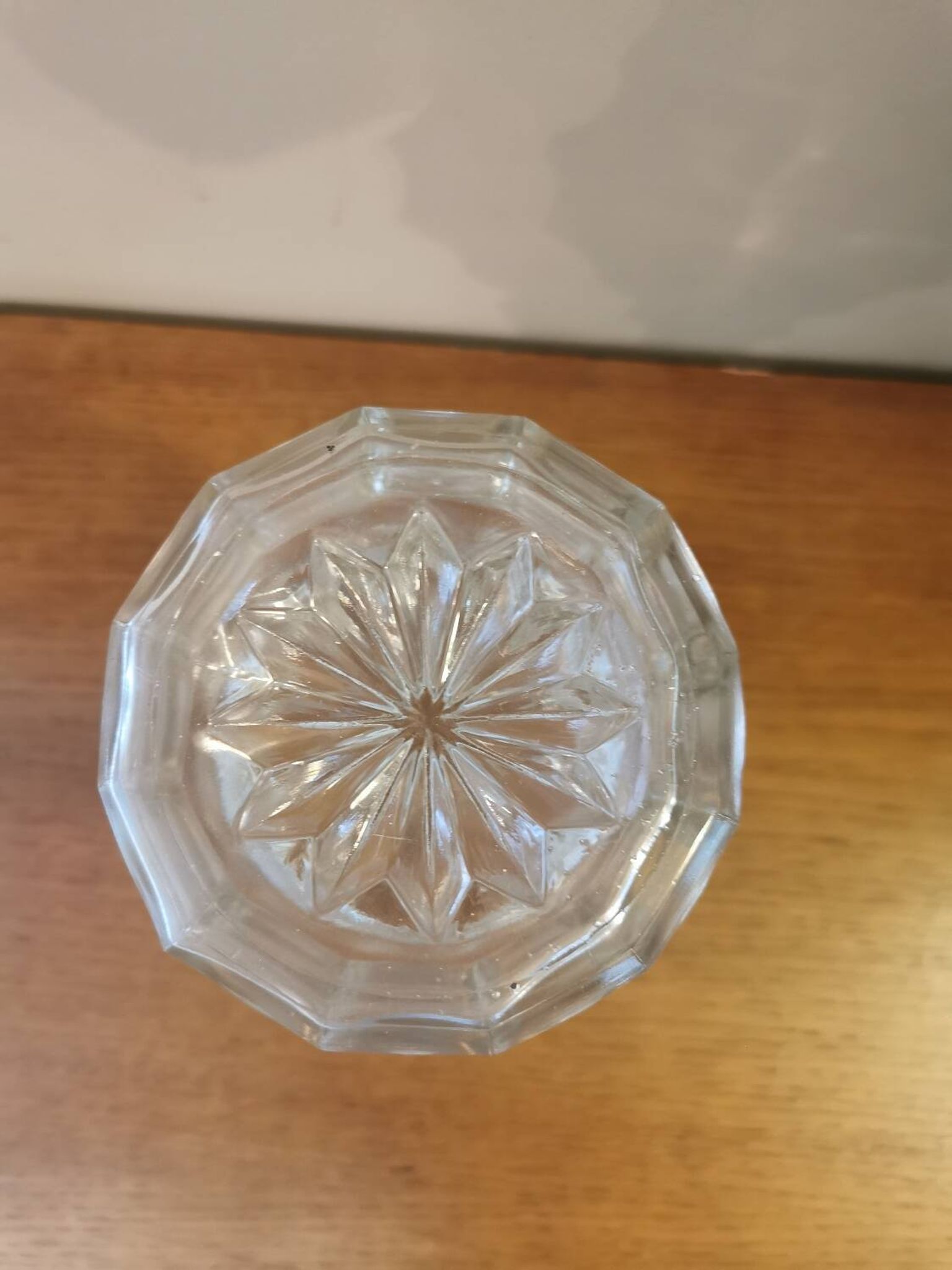 Carafe vintage en verre à facettes