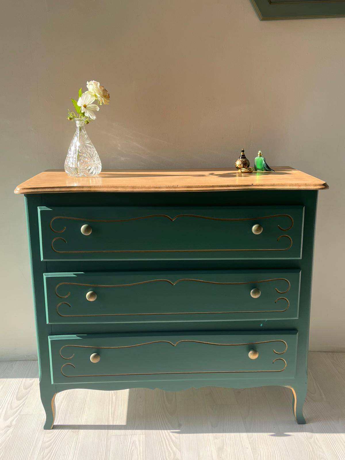 Vintage Louis XV style chest of drawers - Deep green, light wood, gold - 3 drawers