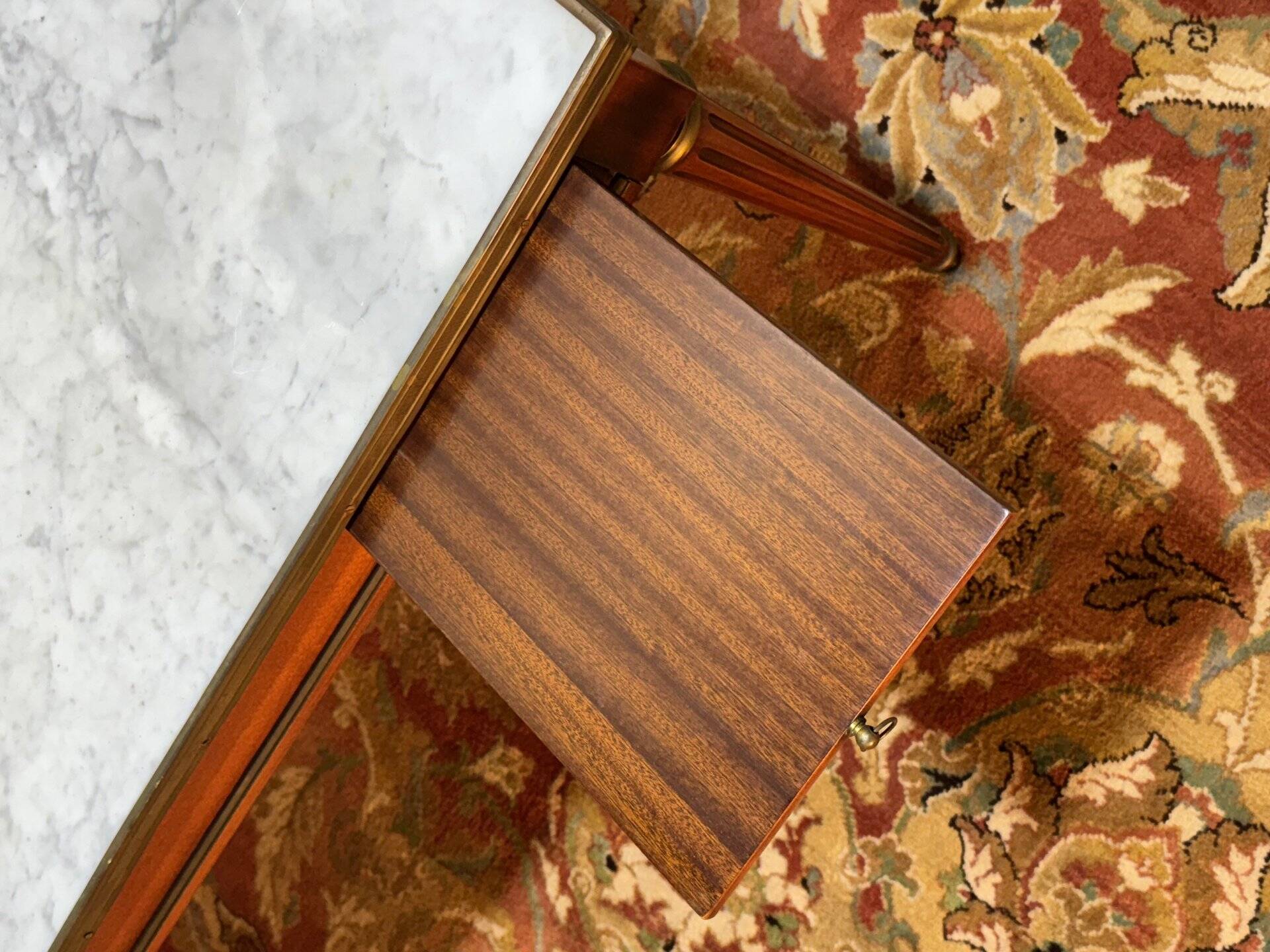 Table basse de style Louis XVI en merisier en marbre de Carrare