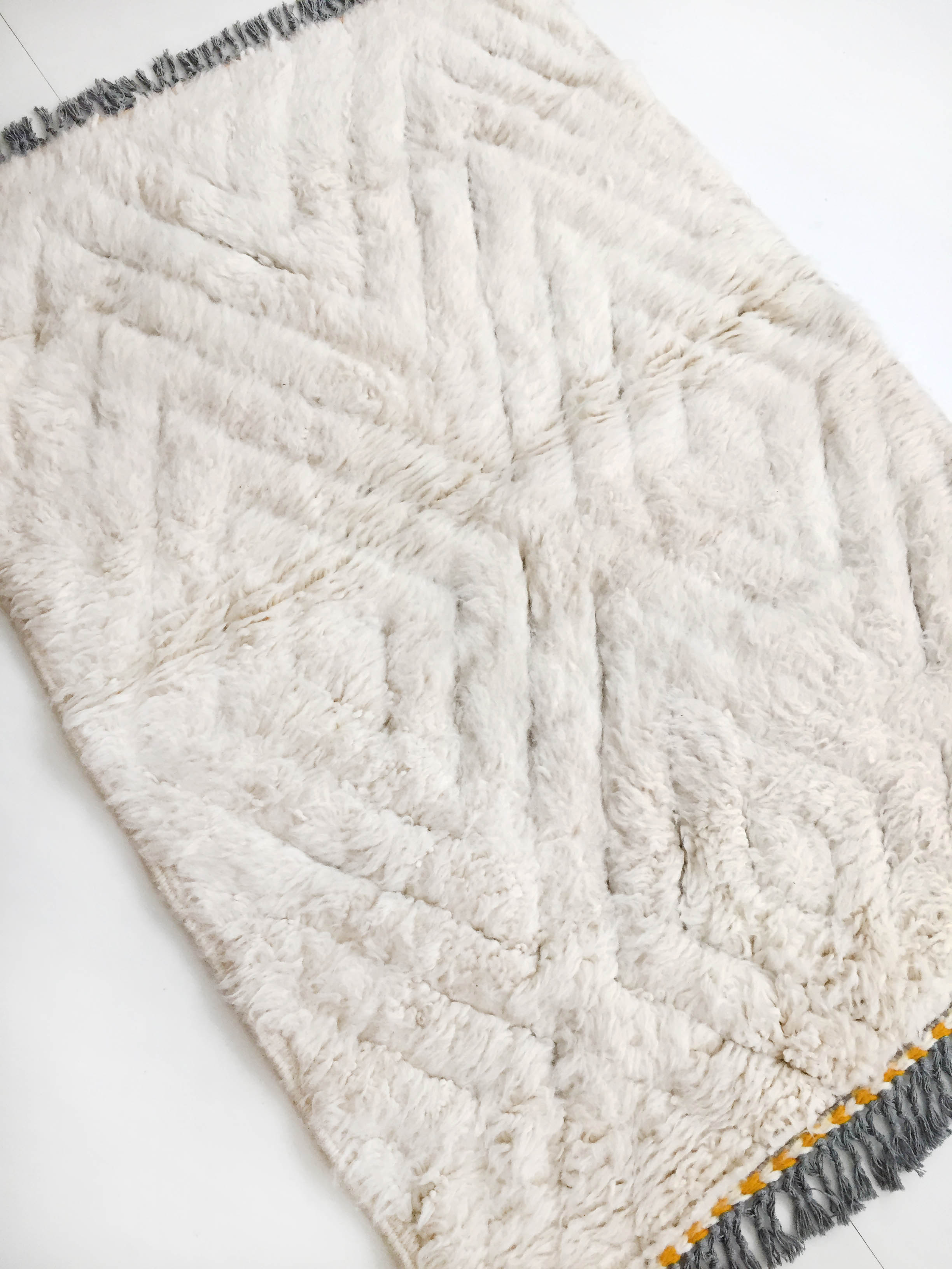 Moroccan Berber carpet blessed ouarain ecru with engraved diamonds 140x102cm