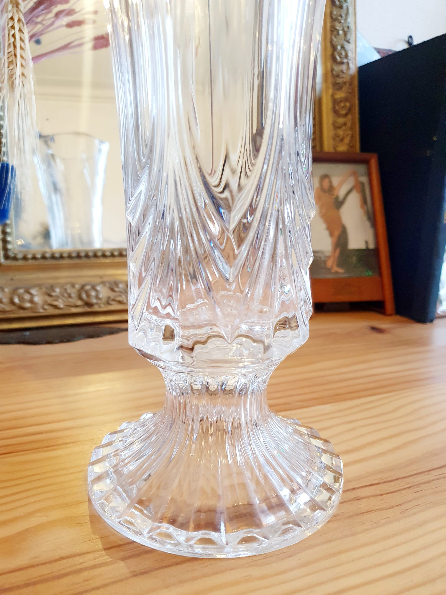Free-standing glass vase