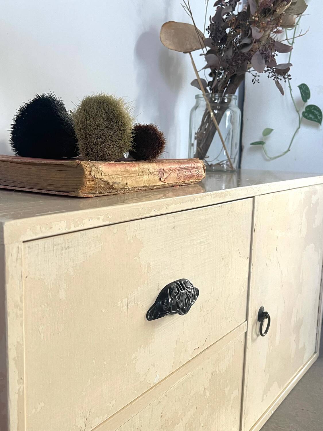 Beige workshop furniture