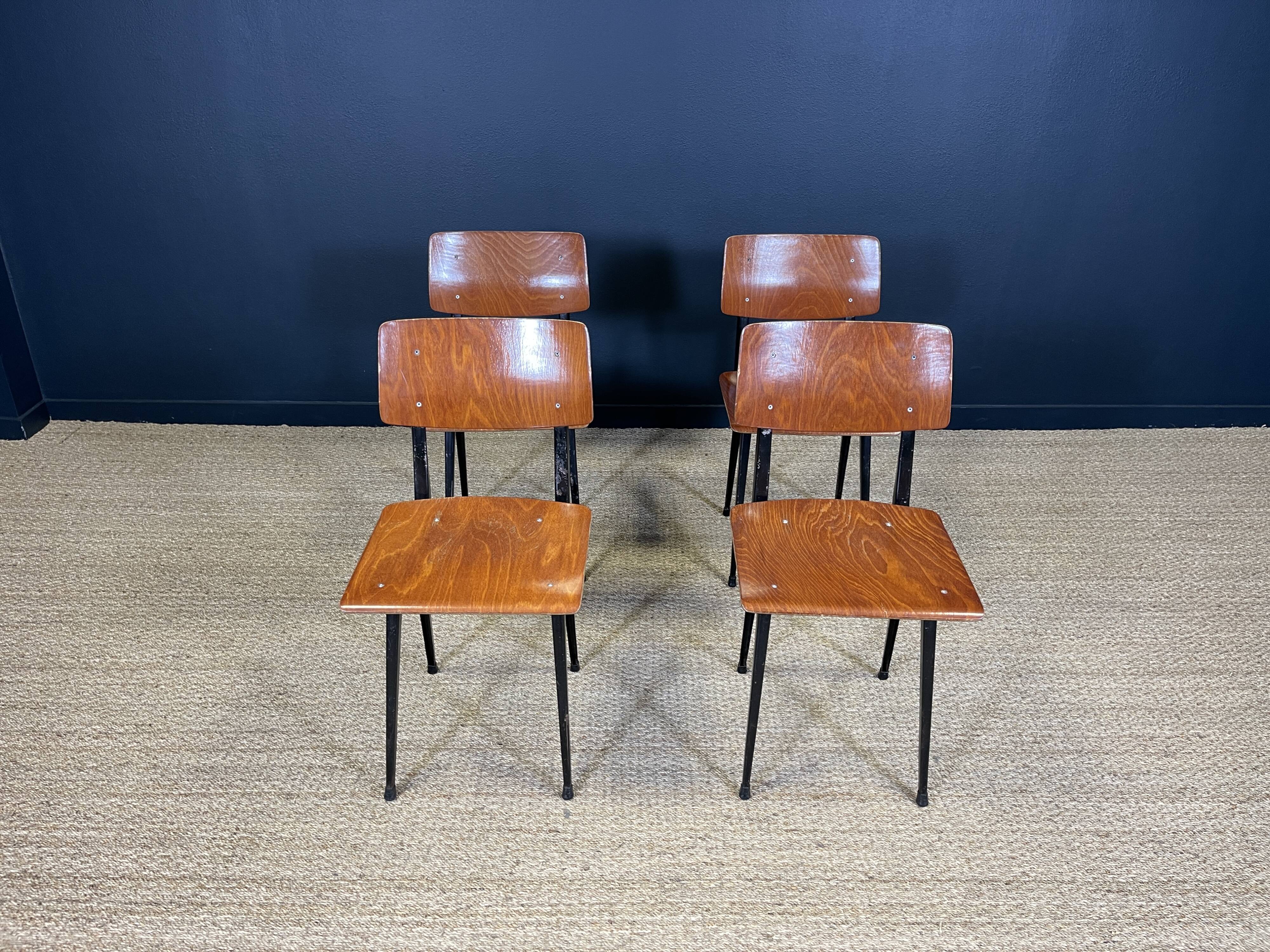 Ensemble de 4 chaises obo 60.10 bois miel pieds compas noirs