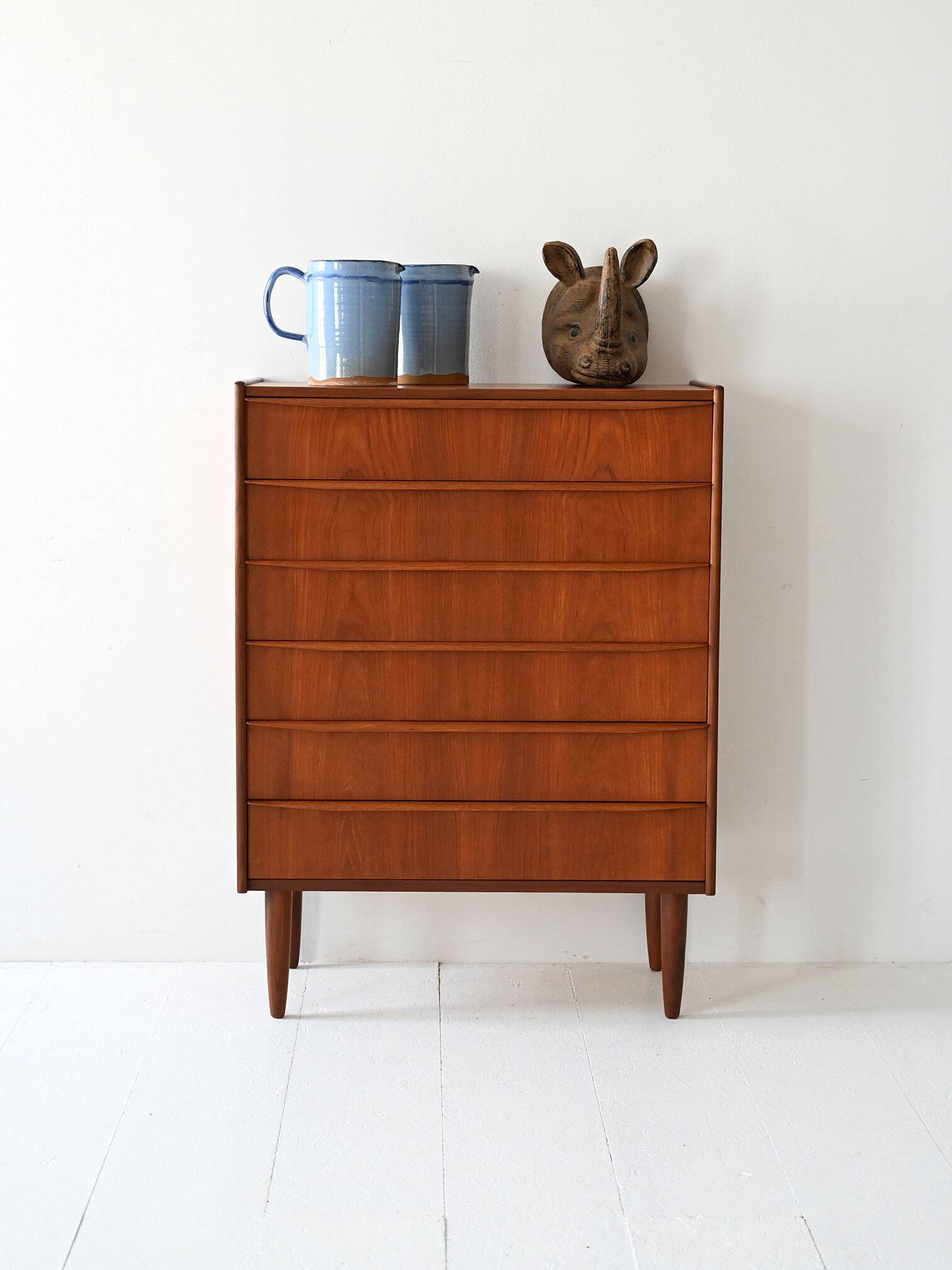 Commode scandinave vintage avec poignées sculptées