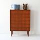 Commode scandinave vintage avec poignées sculptées