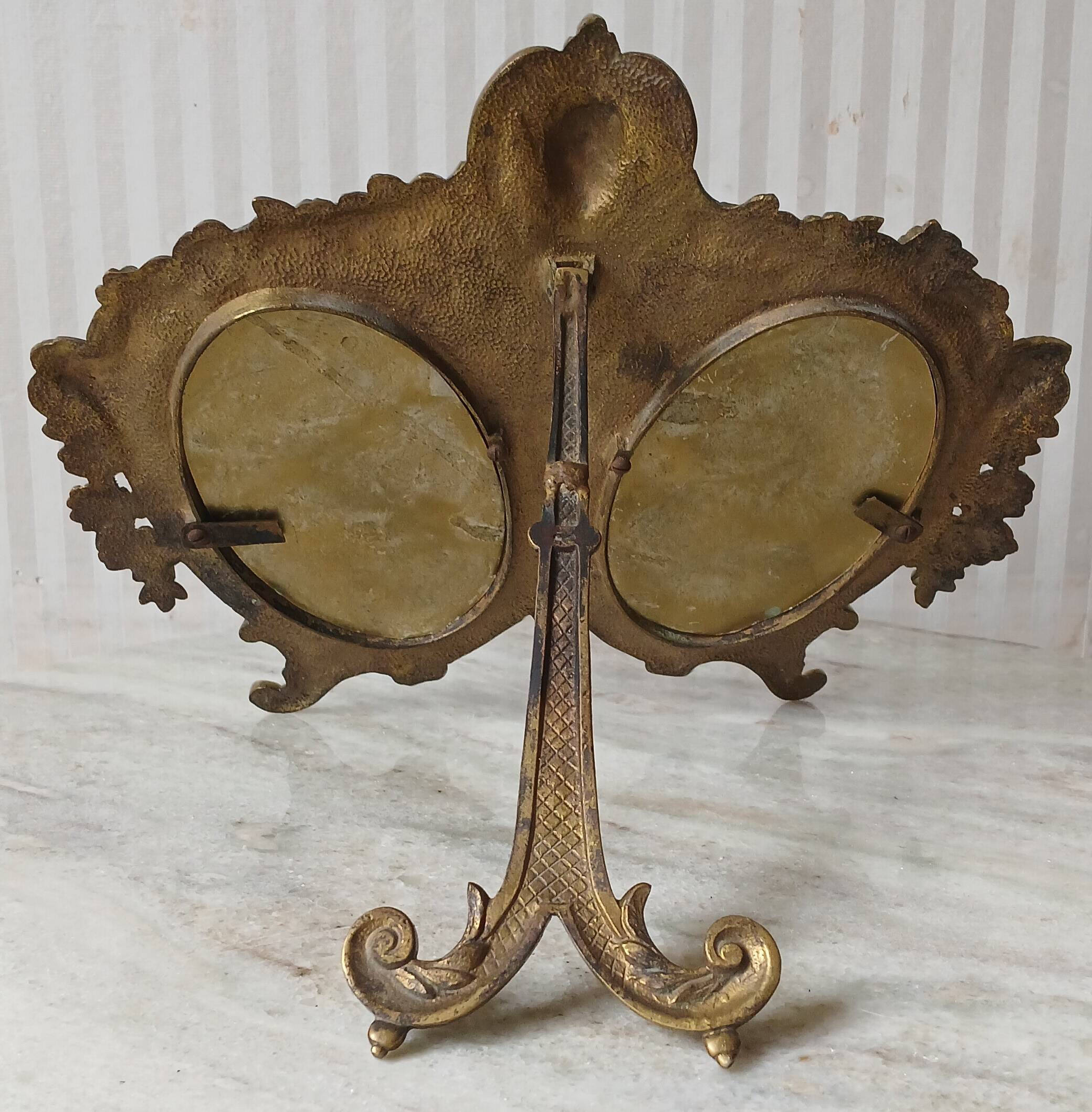 19th century "Victorian" double frame, gilded bronze decorated with acanthus & flower garlands