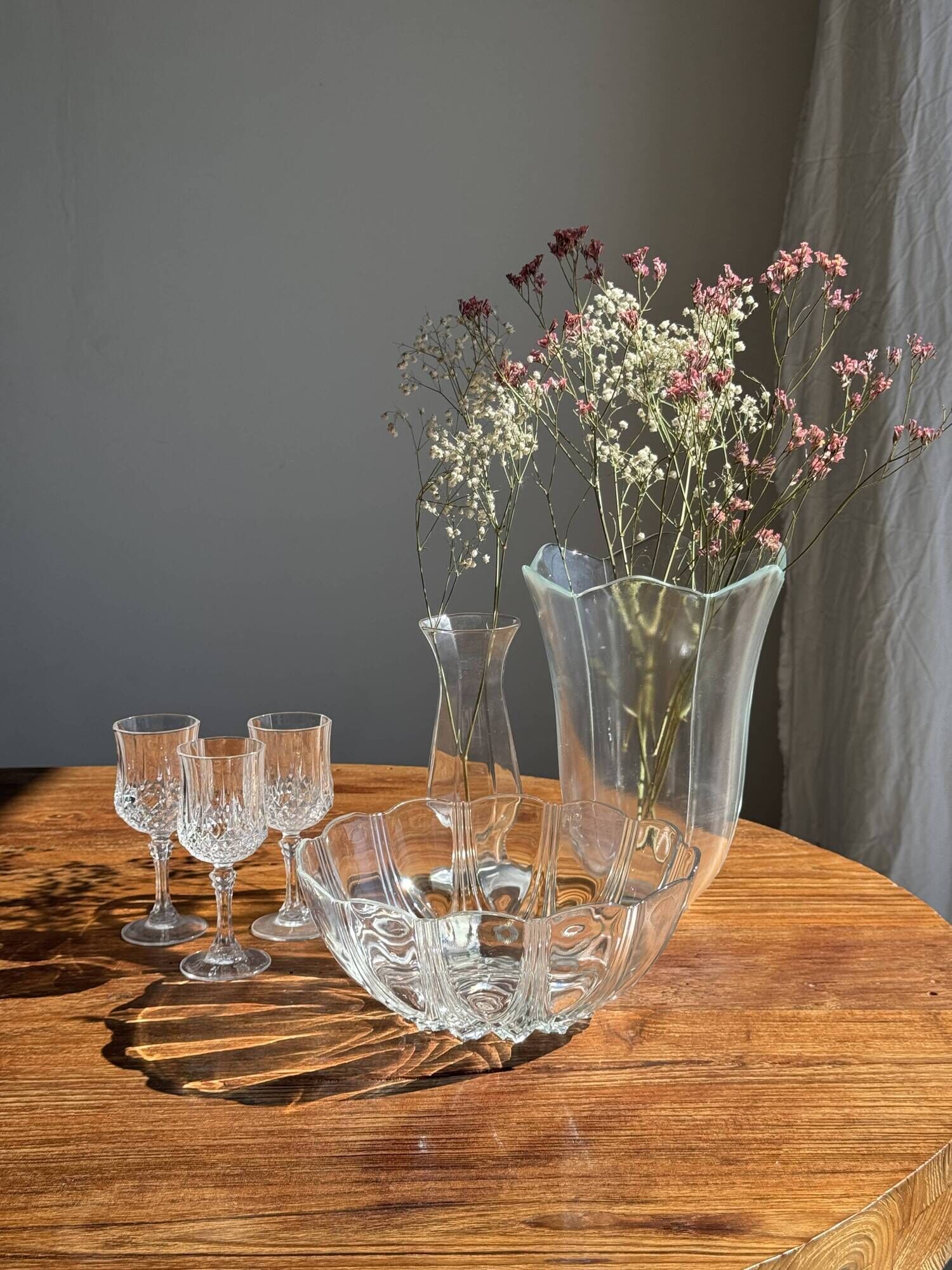 Small vintage Arcoroc Codec glass salad bowl with stylized petal patterns