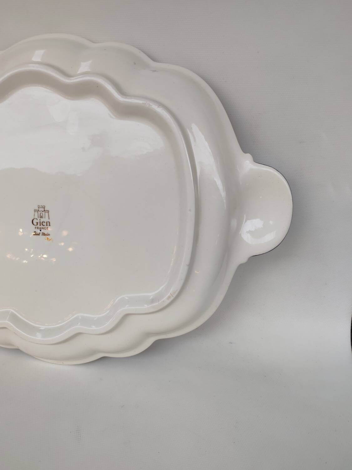 Large ceramic platter from Gien, Renaissance model, 20th century.