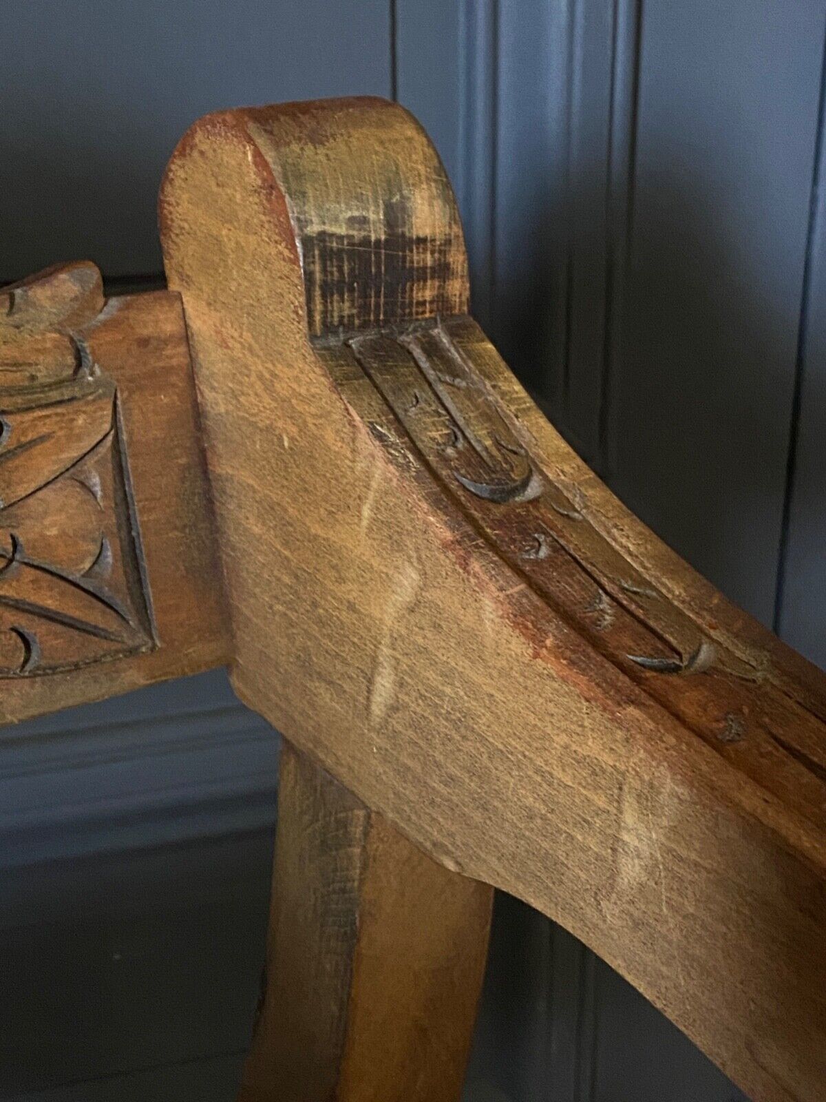 Fauteuil dagobert debut XXe bois sculpte blason neogothique sculpture