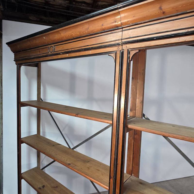 Exceptional shop shelf from the Napoleonic III era in pine.