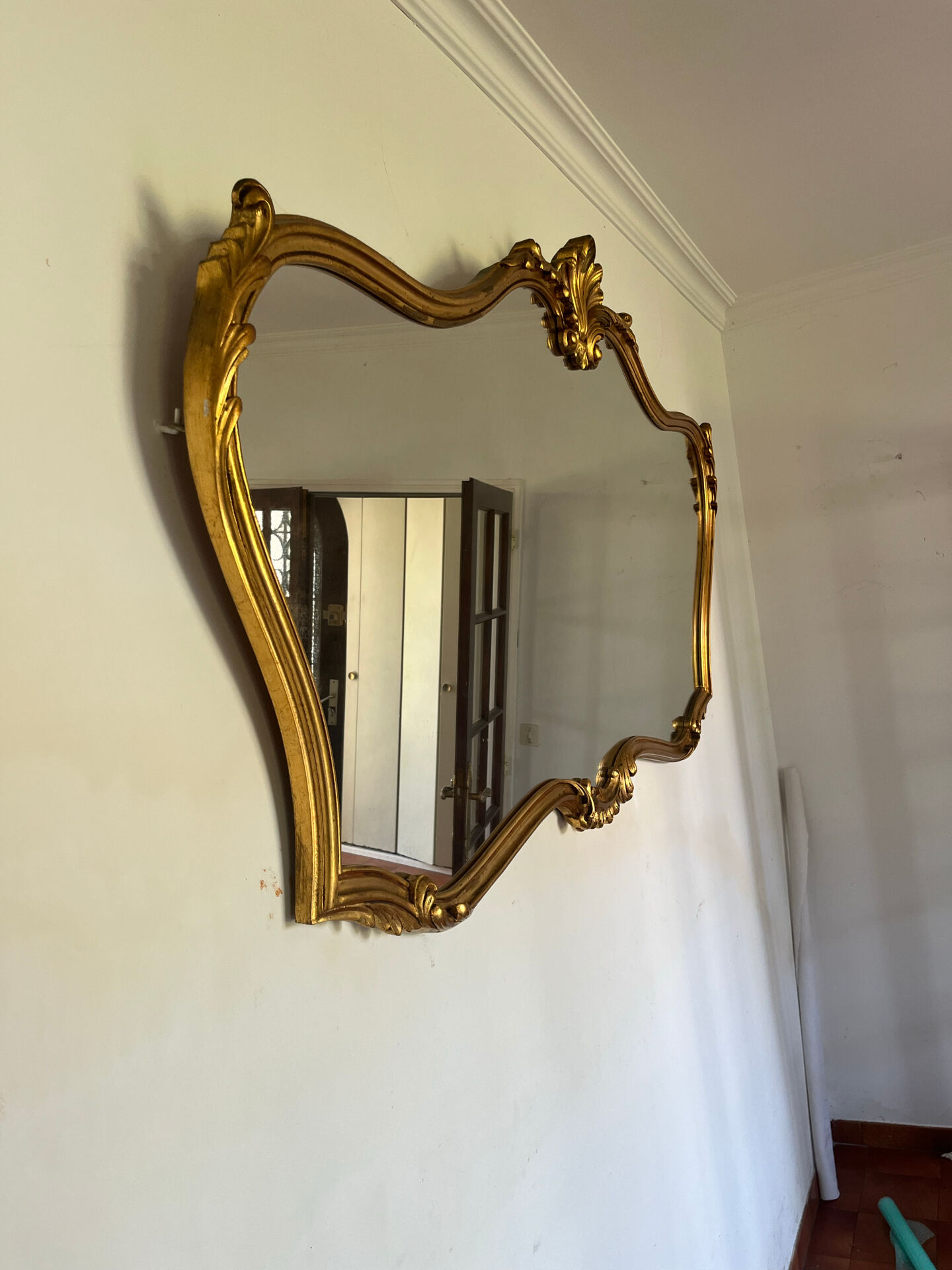 Grand miroir doré style Louis XV / rocaille avec fronton coquille