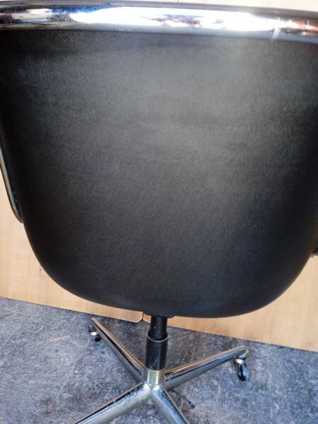 Fauteuil Charles Pollock cuir noir époque 1970