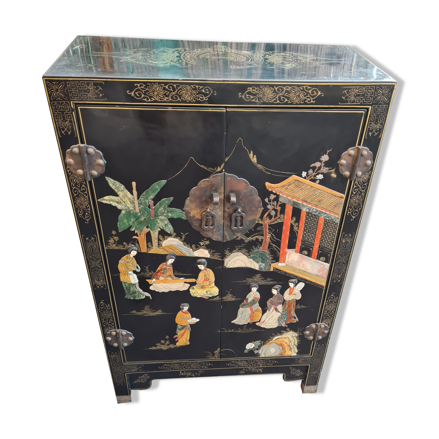 Meuble chinois ouvrant à 2 portes laque noire et pierres dures