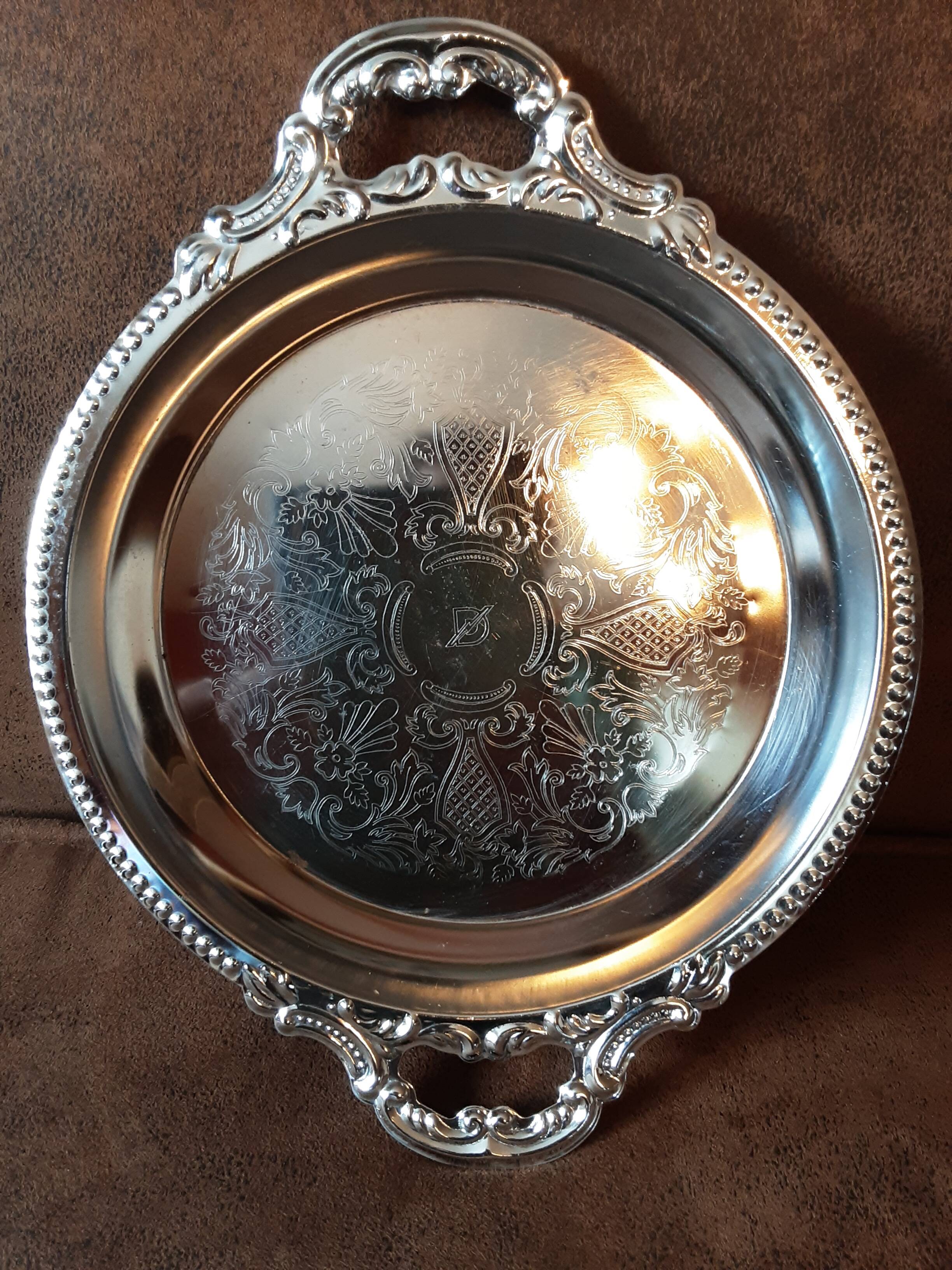 Set of 2 metal dishes