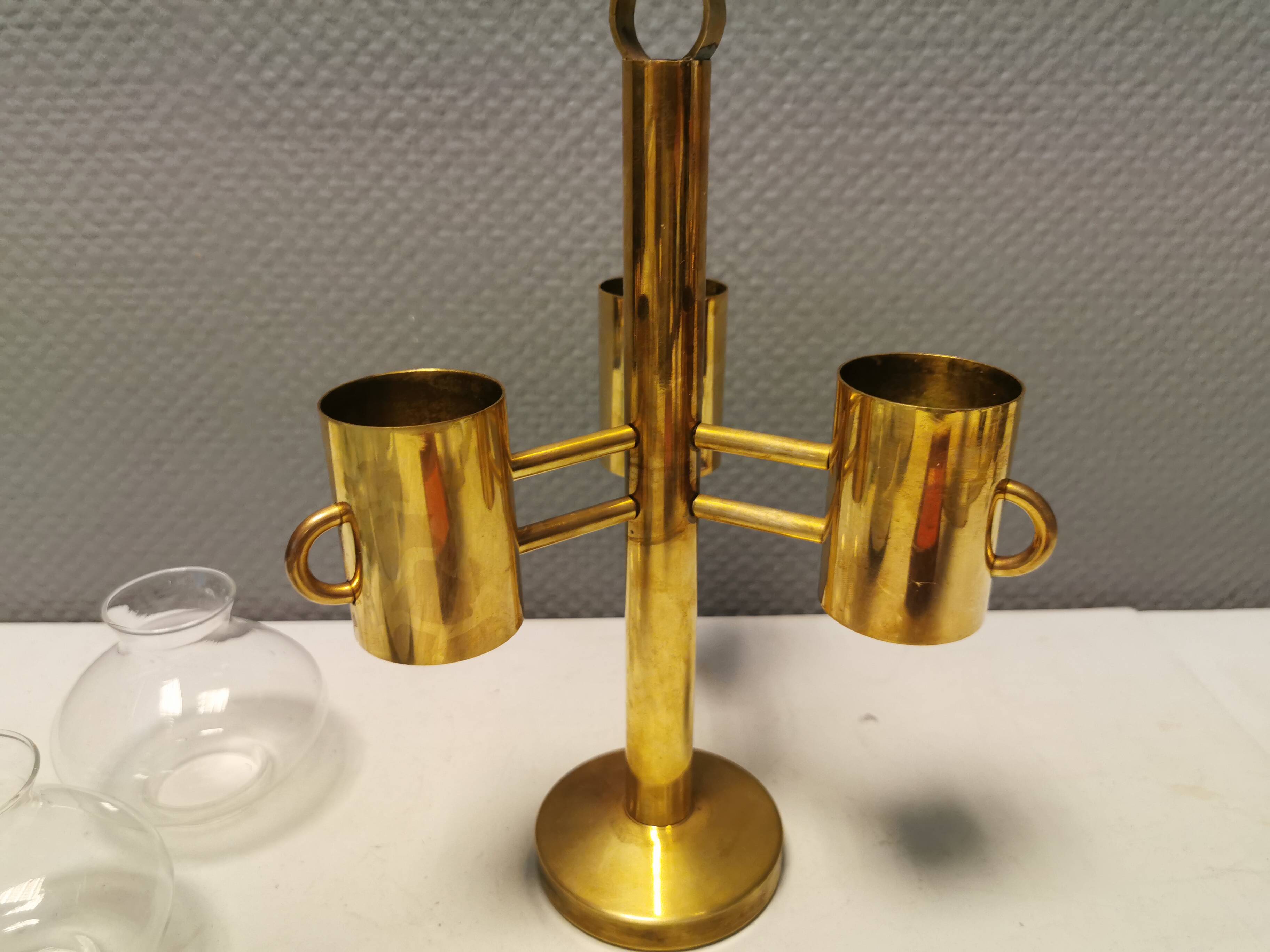 Bougeoir en laiton avec abat-jour en verre translucide fabriqué par Norway Candle Design années 1960