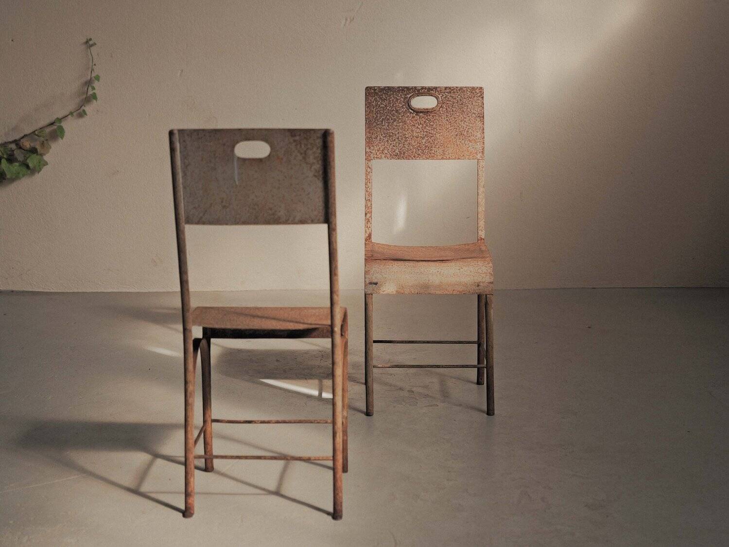 Paire de chaises en acier et tôle rivetée, vers 1920