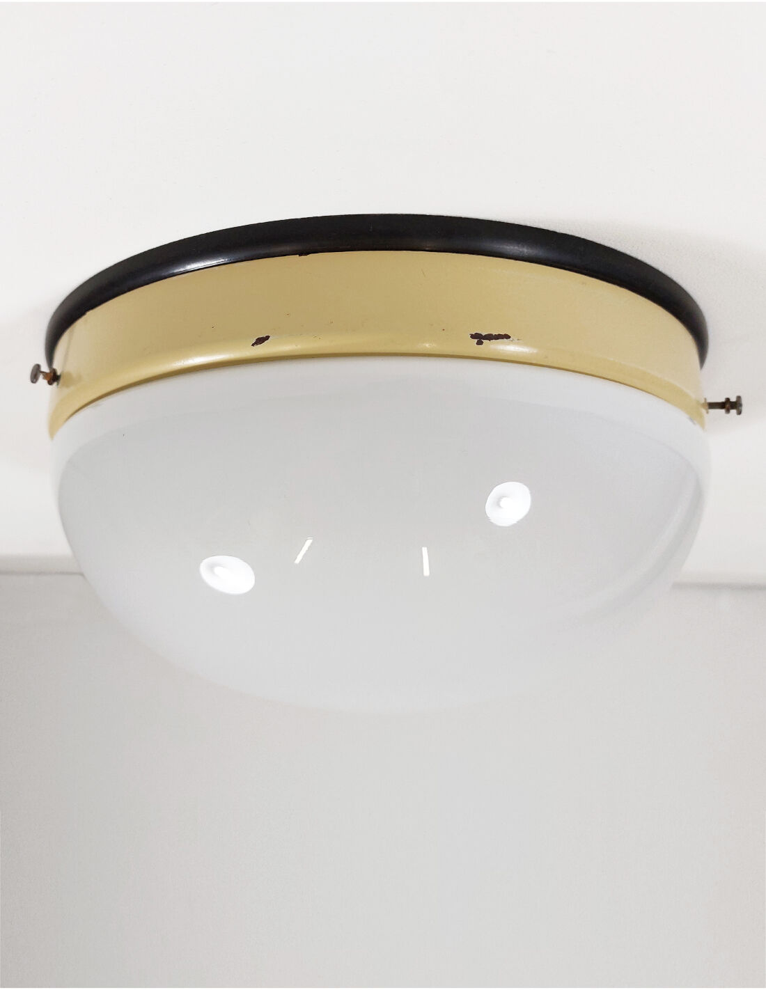 Plafonnier Bauhaus avec verre opalin et bakélite