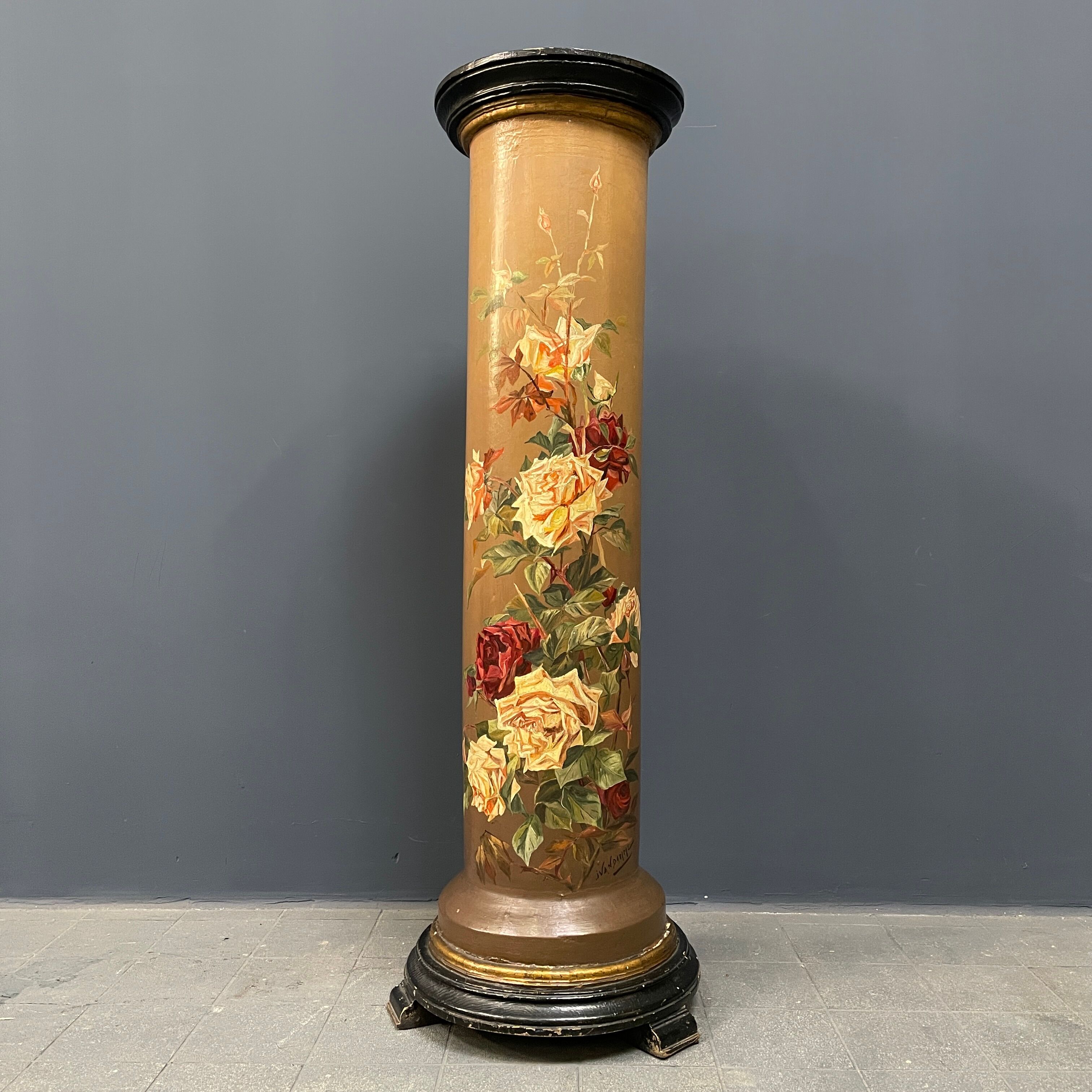 Colonne antique peint avec des fleurs