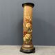 Colonne antique peint avec des fleurs