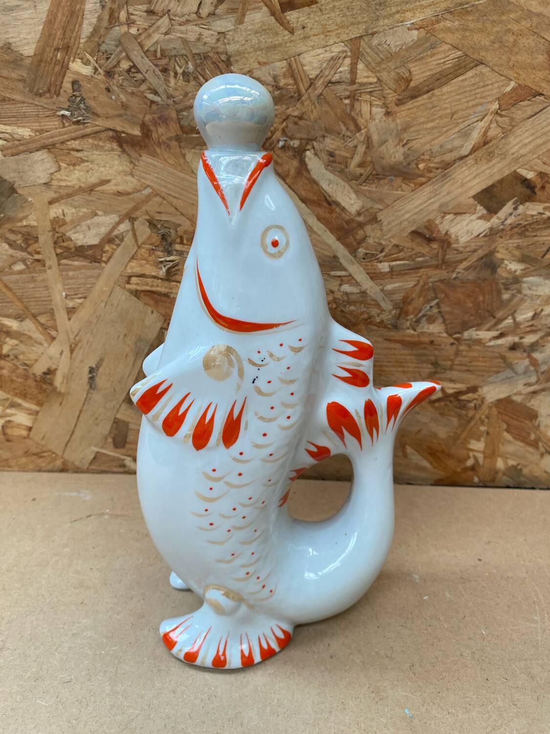 Ancienne bouteille forme poisson blanc orange vintage
