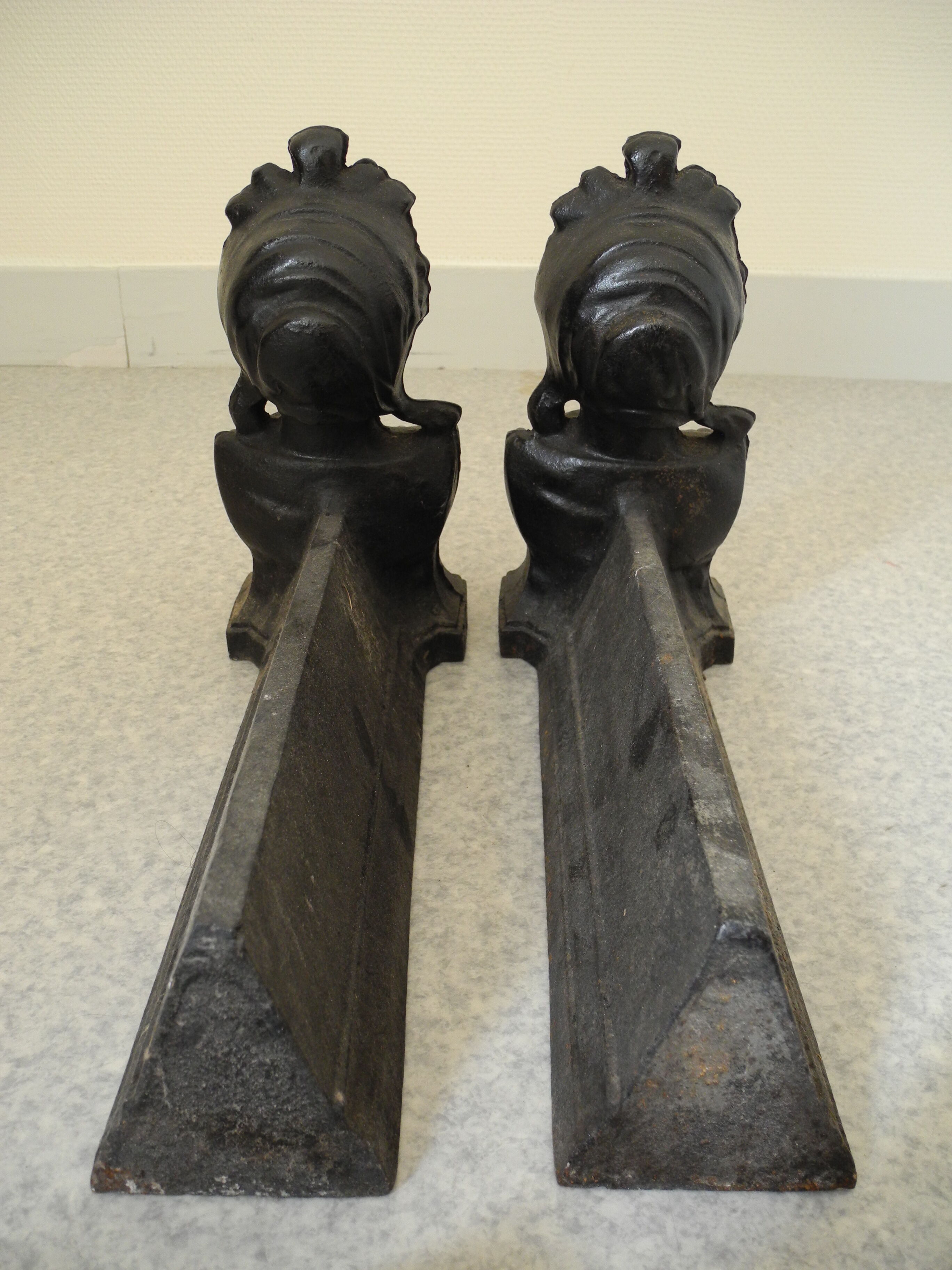 Paire chenets anciens fonte "air" cheminée antique andirons