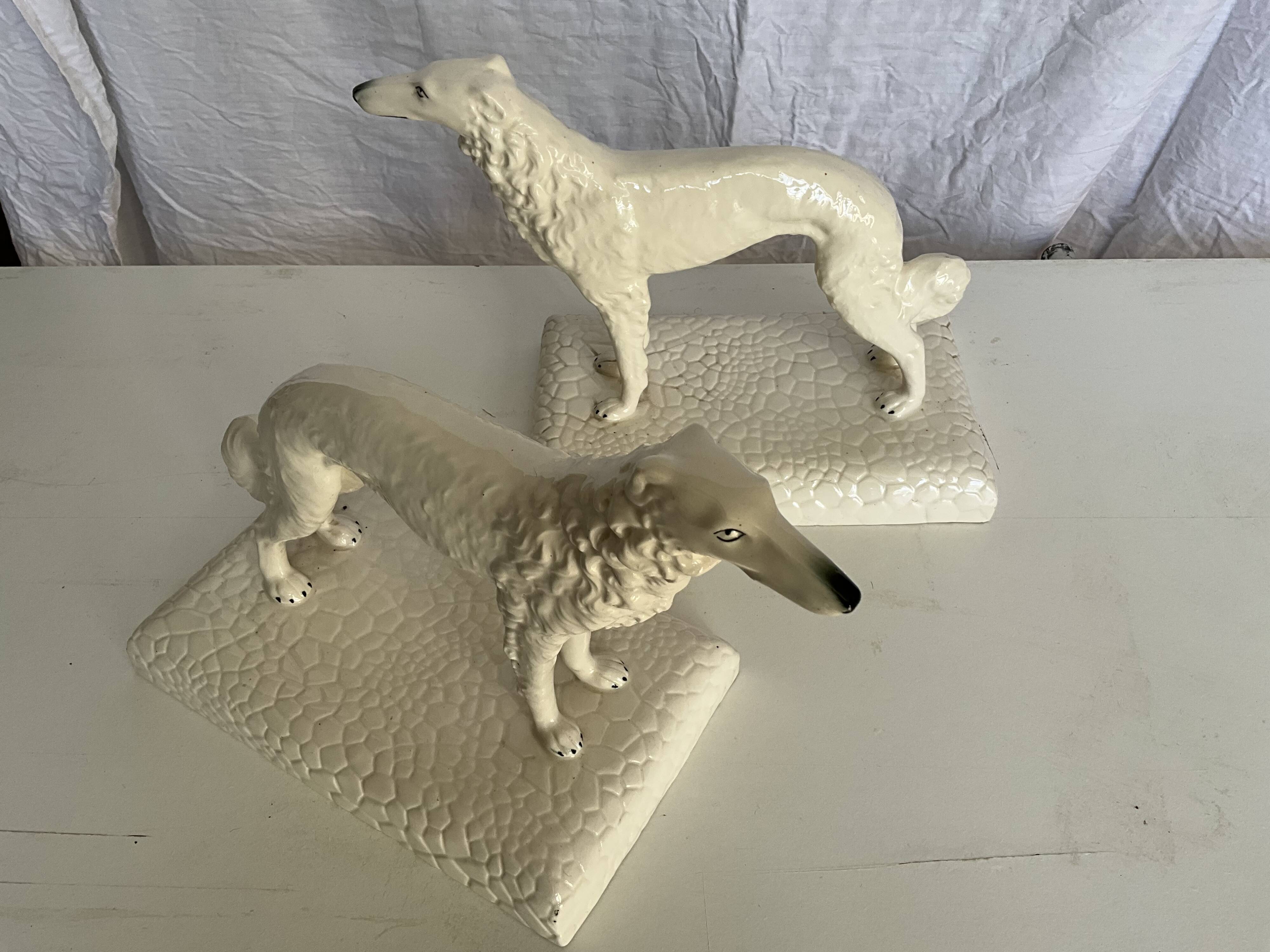 Rare paire de figurines en porcelaine de greyhound/borzoi. Tchécoslovaquie