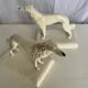 Rare paire de figurines en porcelaine de greyhound/borzoi. Tchécoslovaquie